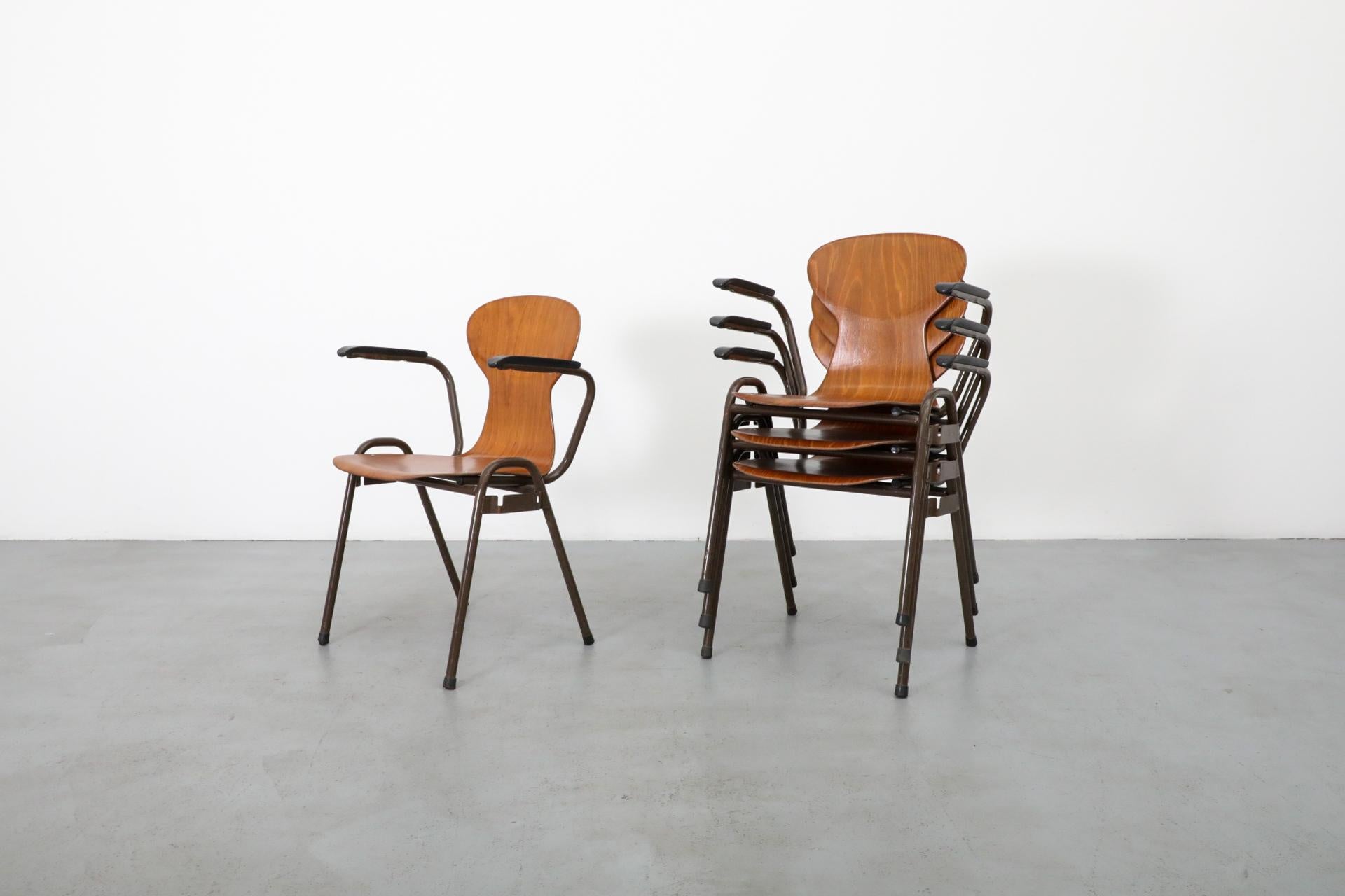 Sillas escolares apilables de teca con brazos estilo Fritz Hansen de mediados de siglo en venta 7