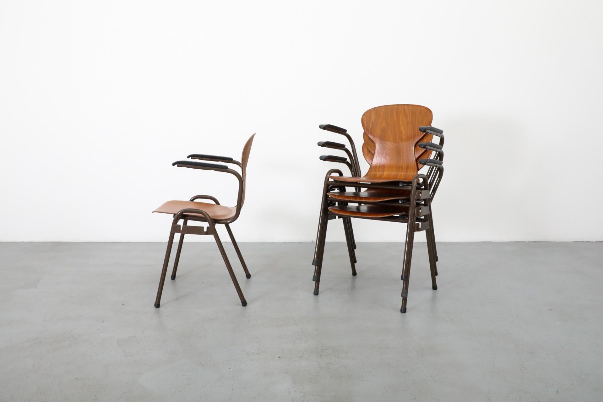 Sillas escolares apilables de teca con brazos estilo Fritz Hansen de mediados de siglo en venta 8