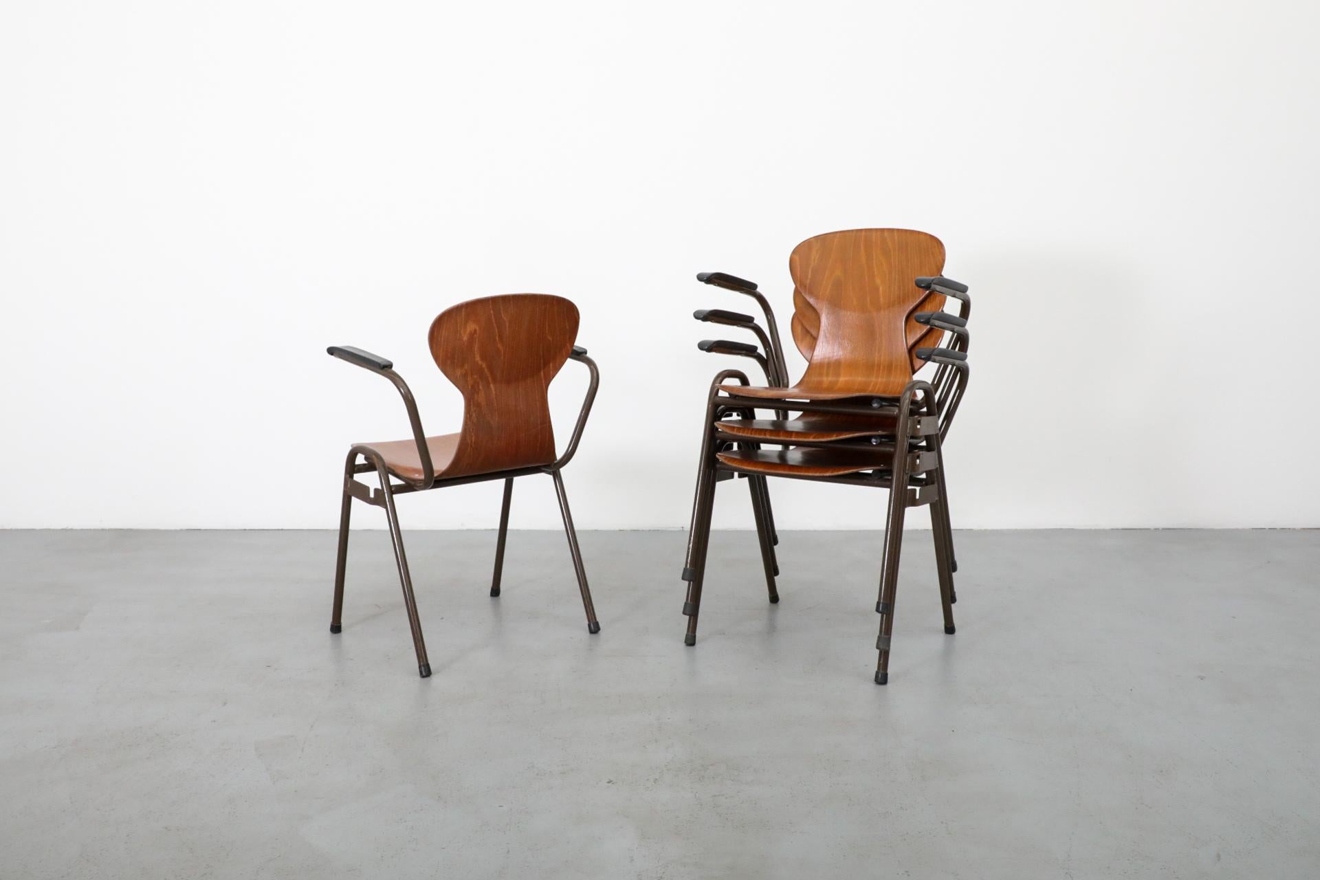 Sillas escolares apilables de teca con brazos estilo Fritz Hansen de mediados de siglo en venta 9