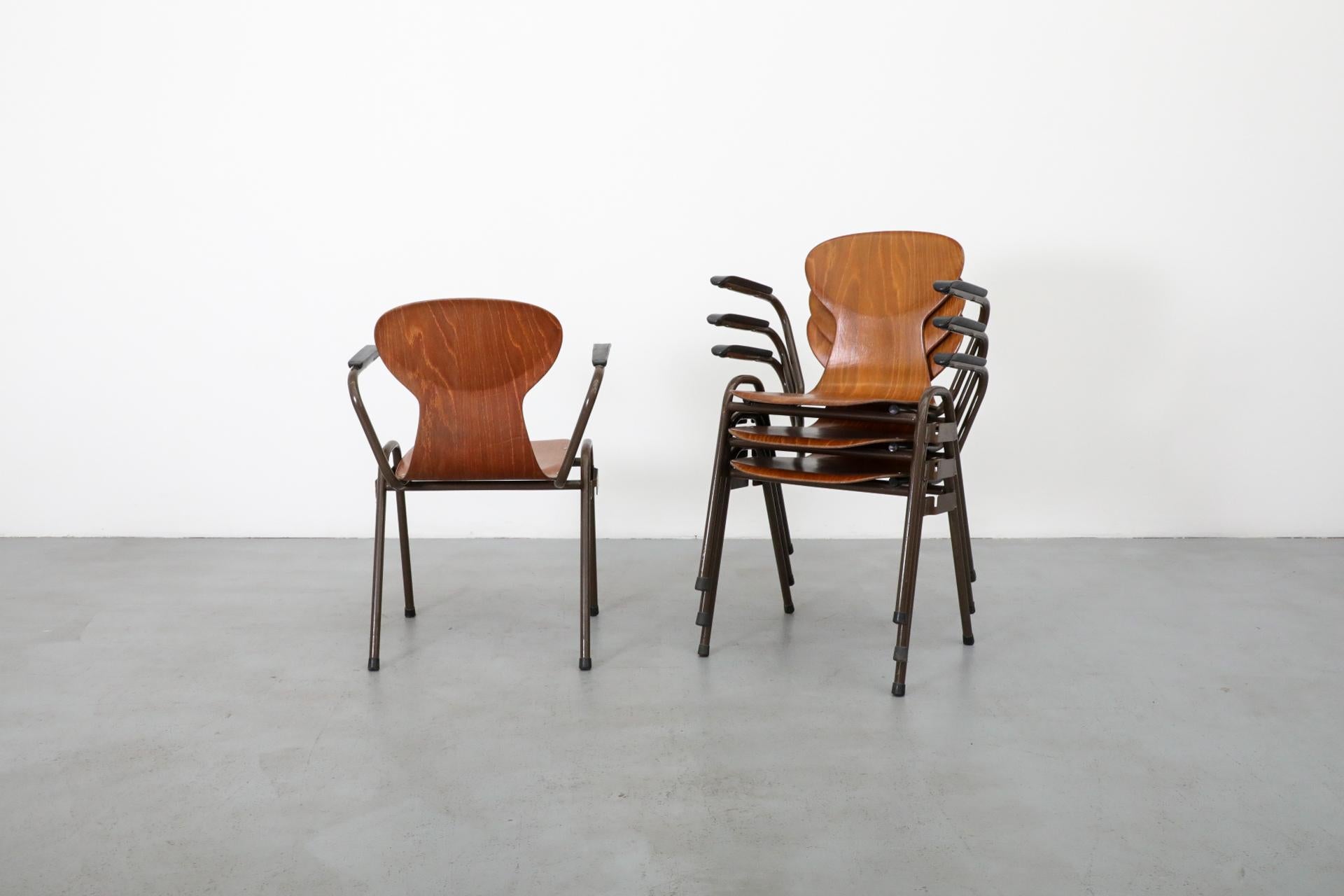 Sillas escolares apilables de teca con brazos estilo Fritz Hansen de mediados de siglo en venta 10