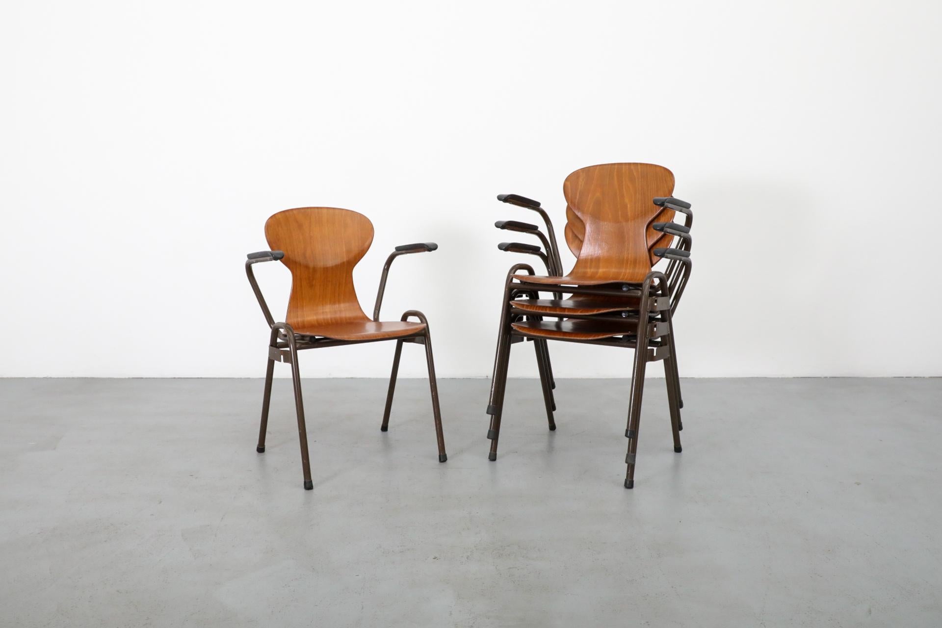 Sillas escolares apilables de teca con brazos estilo Fritz Hansen de mediados de siglo en venta 11