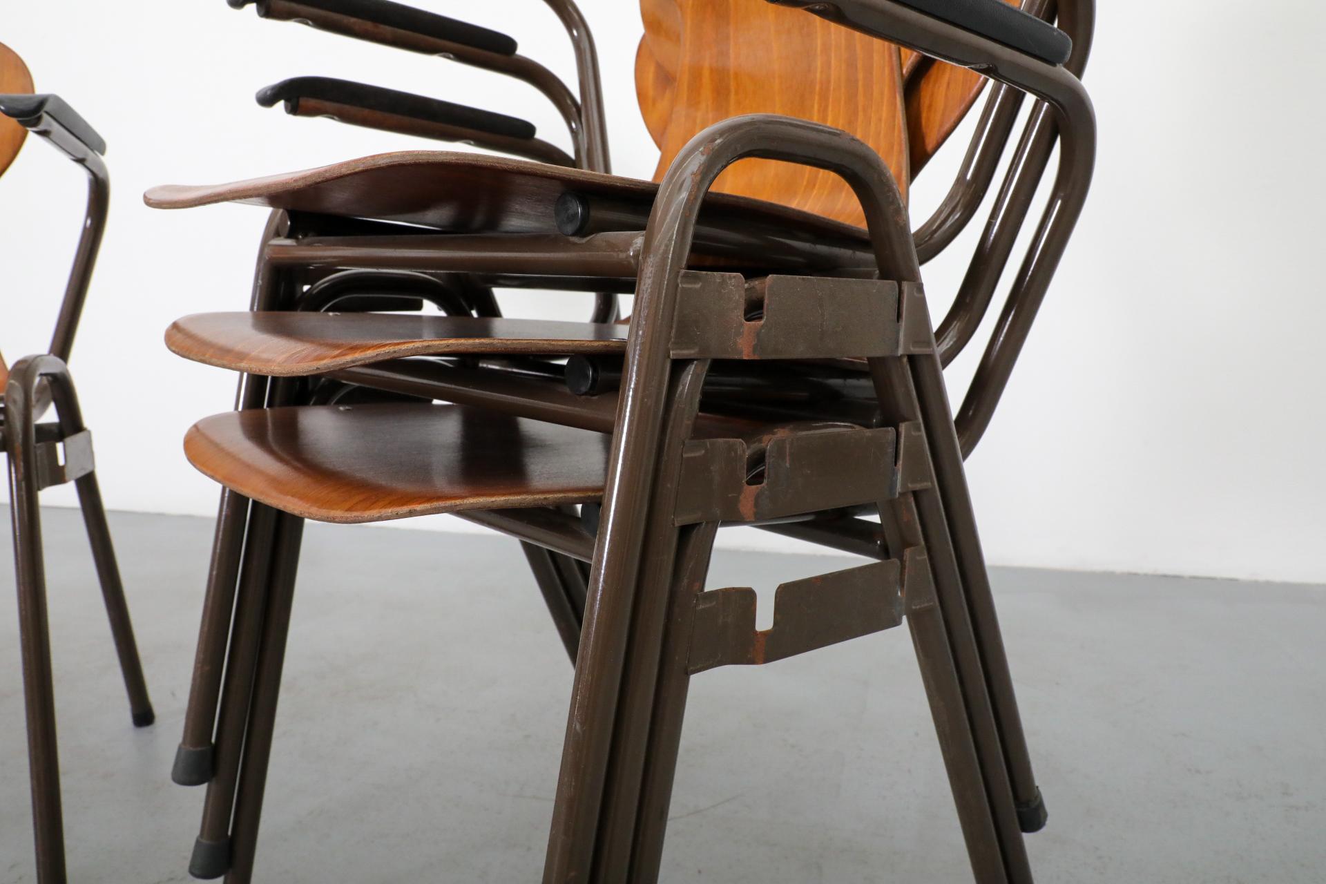 Sillas escolares apilables de teca con brazos estilo Fritz Hansen de mediados de siglo en venta 12