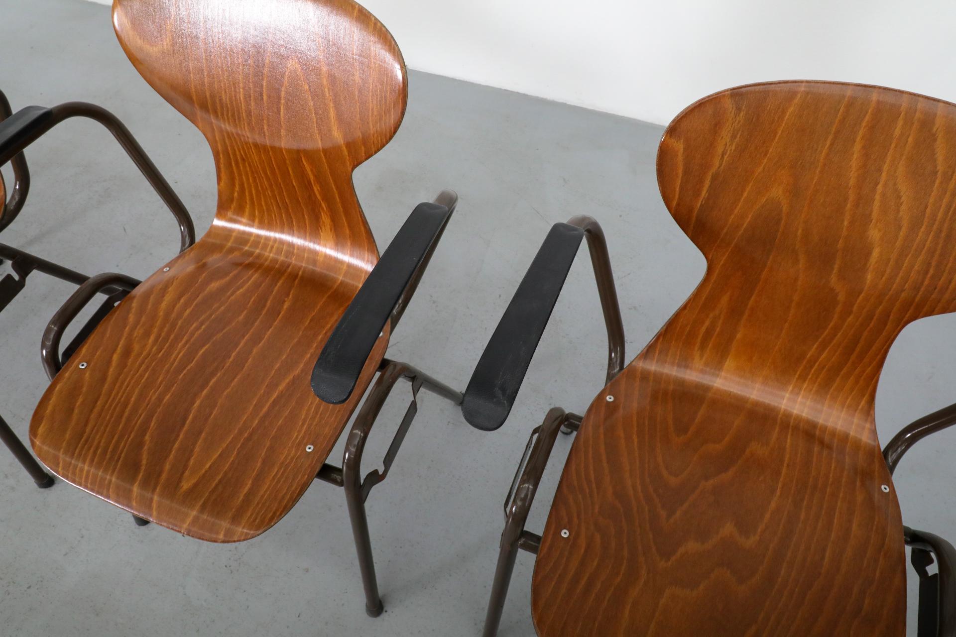 Sillas escolares apilables de teca con brazos estilo Fritz Hansen de mediados de siglo Holandés en venta