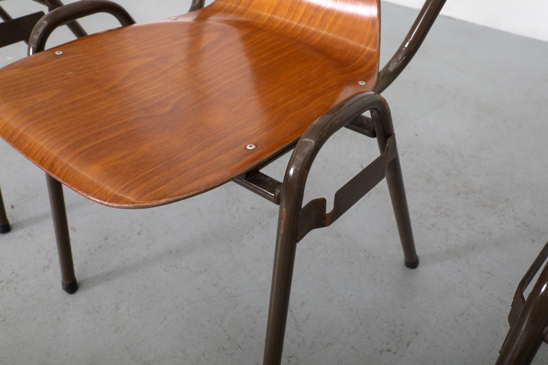 Sillas escolares apilables de teca con brazos estilo Fritz Hansen de mediados de siglo Esmaltado en venta