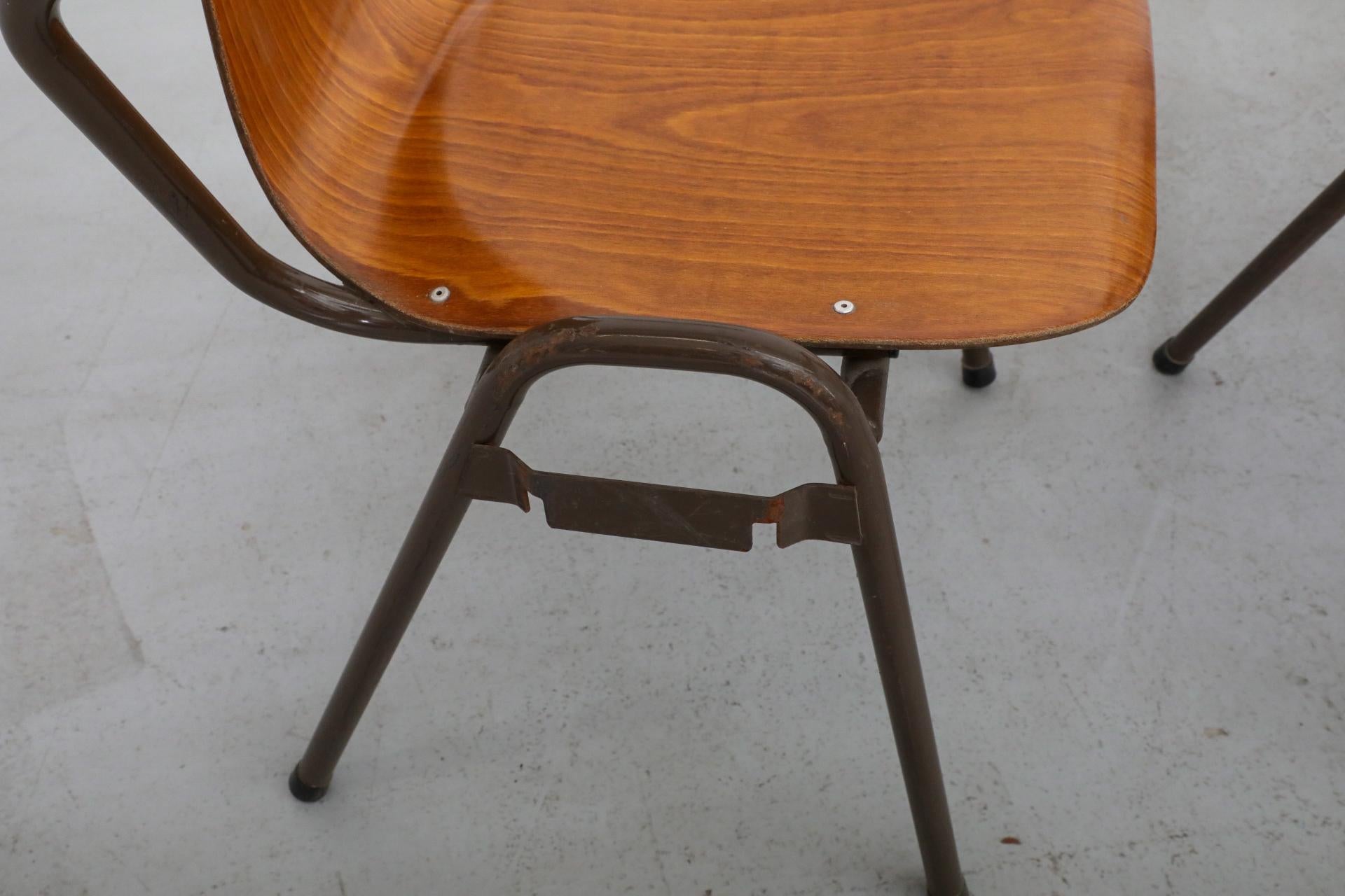 Sillas escolares apilables de teca con brazos estilo Fritz Hansen de mediados de siglo en Bueno estado para la venta en Los Angeles, CA