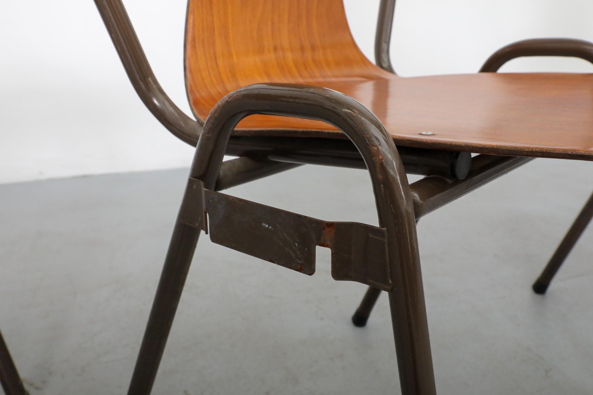 Sillas escolares apilables de teca con brazos estilo Fritz Hansen de mediados de siglo siglo XX en venta