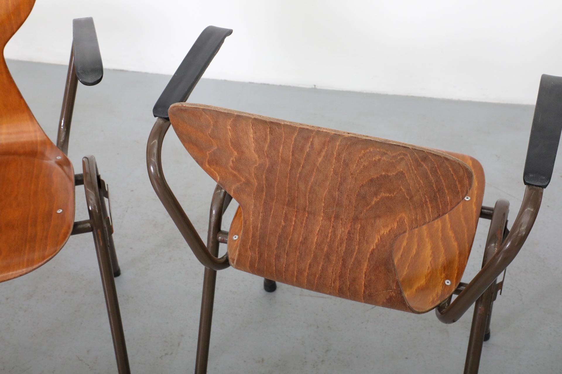 Sillas escolares apilables de teca con brazos estilo Fritz Hansen de mediados de siglo Metal en venta