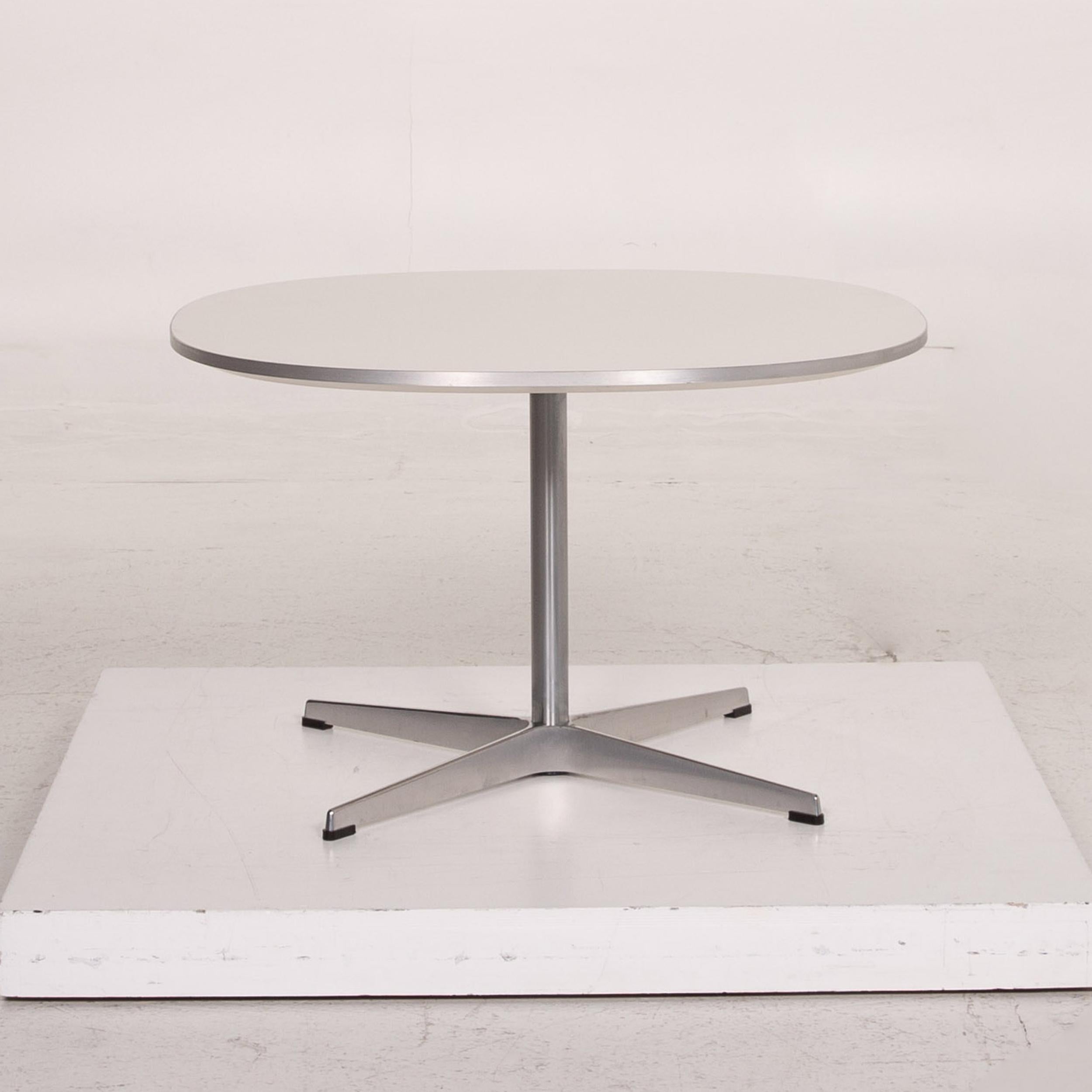 Fritz Hansen Superellipse Metal Coffee Table White Side Table In Good Condition For Sale In Cologne, DE