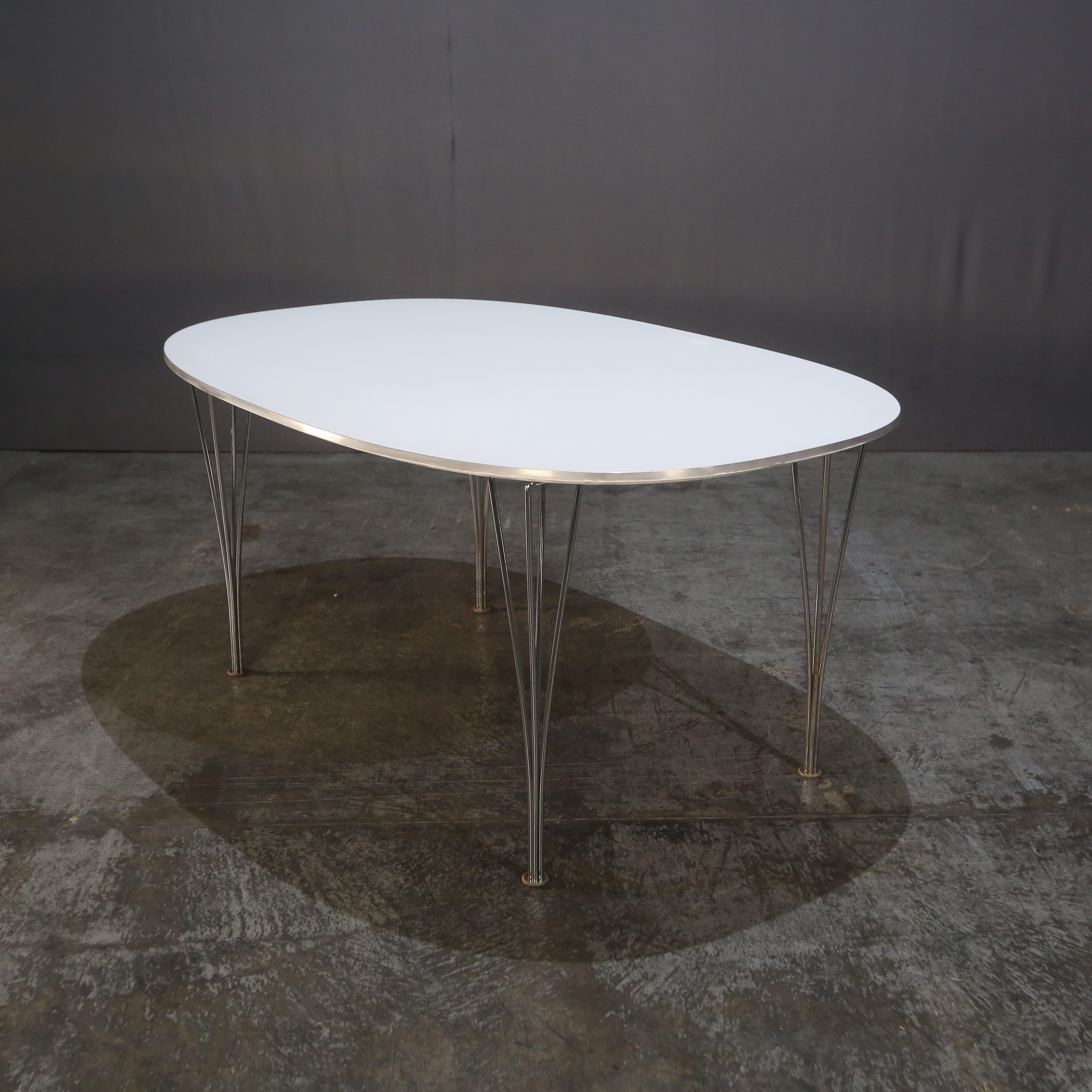 Voici l'emblématique table Superellipse de Fritz Hansen, conçue par Piet Hein et Bruno Mathsson. Cette pièce étonnante présente une forme elliptique unique, combinant le meilleur du rectangle et de l'ovale pour un design vraiment moderne et