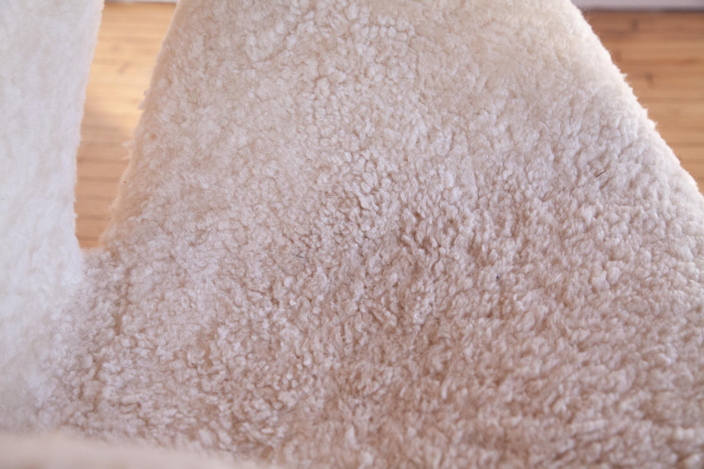 Fritz Hansen Swan Chair in Sheepskin For Sale 1