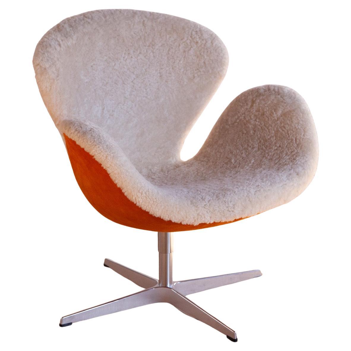 Does the Swan chair swivel?