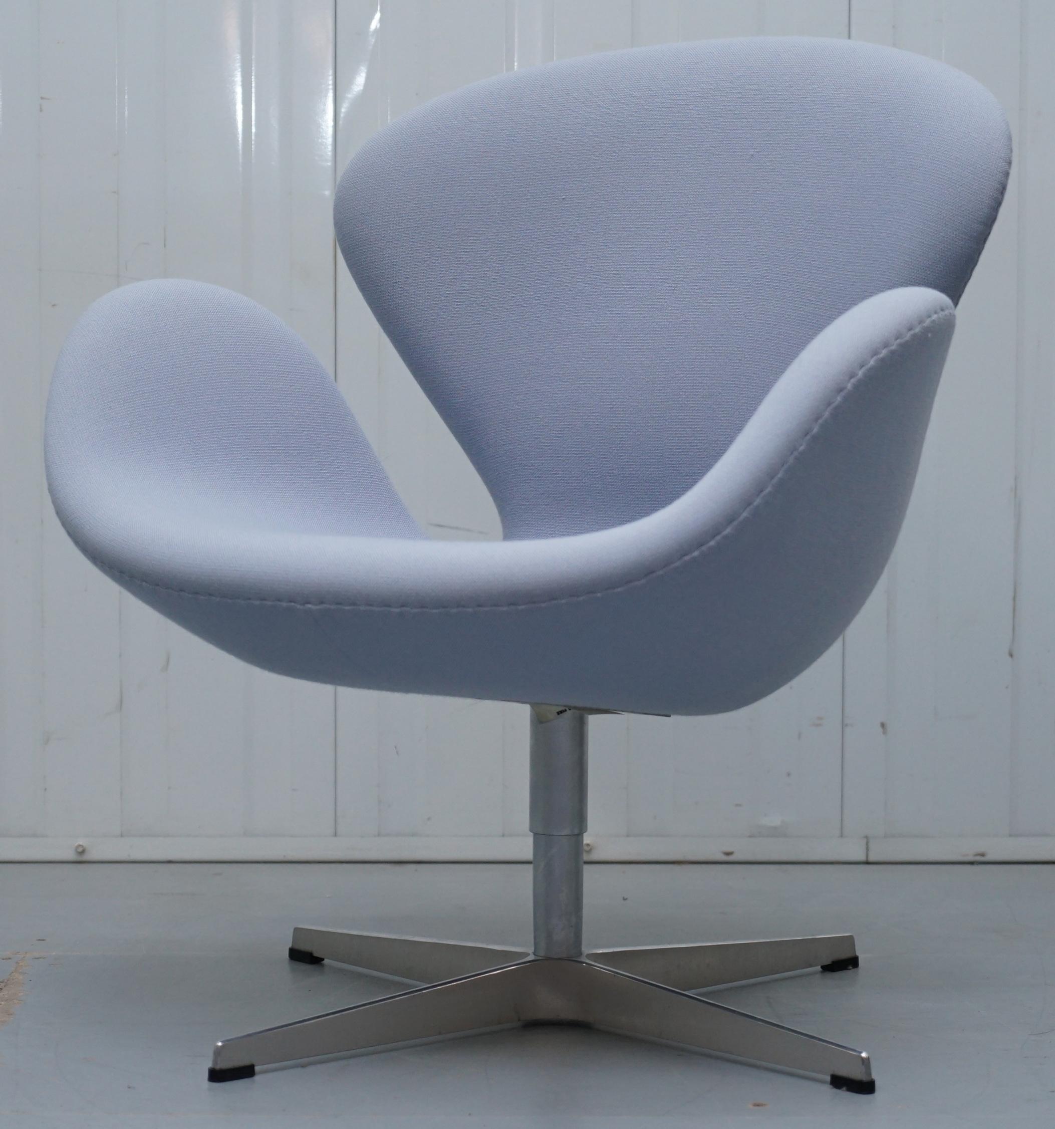 Modern Fritz Hansen Swan Swivel Armchair Designed by Arne Jacobsen for Sas
