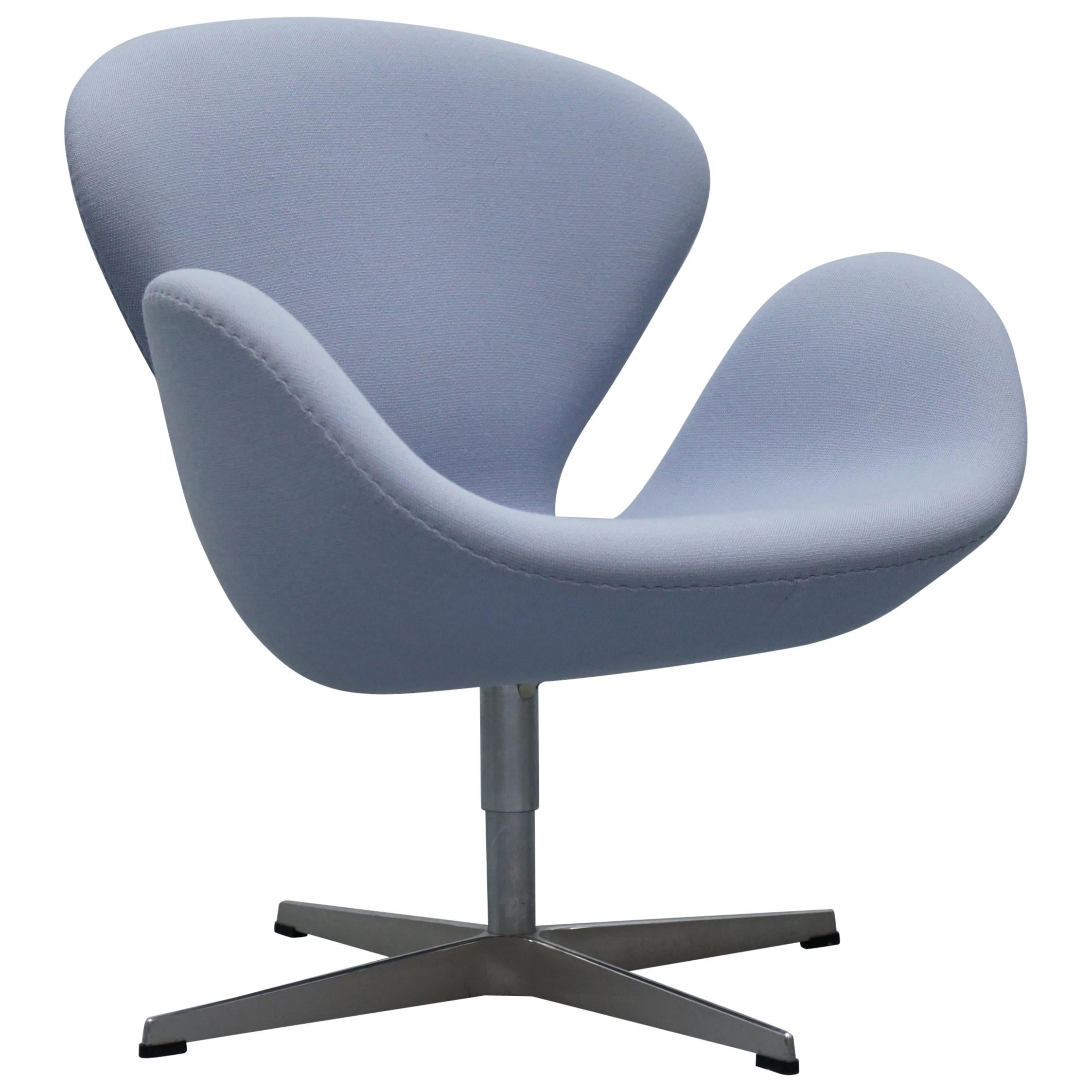 Fritz Hansen Swan Swivel Armchair Designed by Arne Jacobsen for Sas