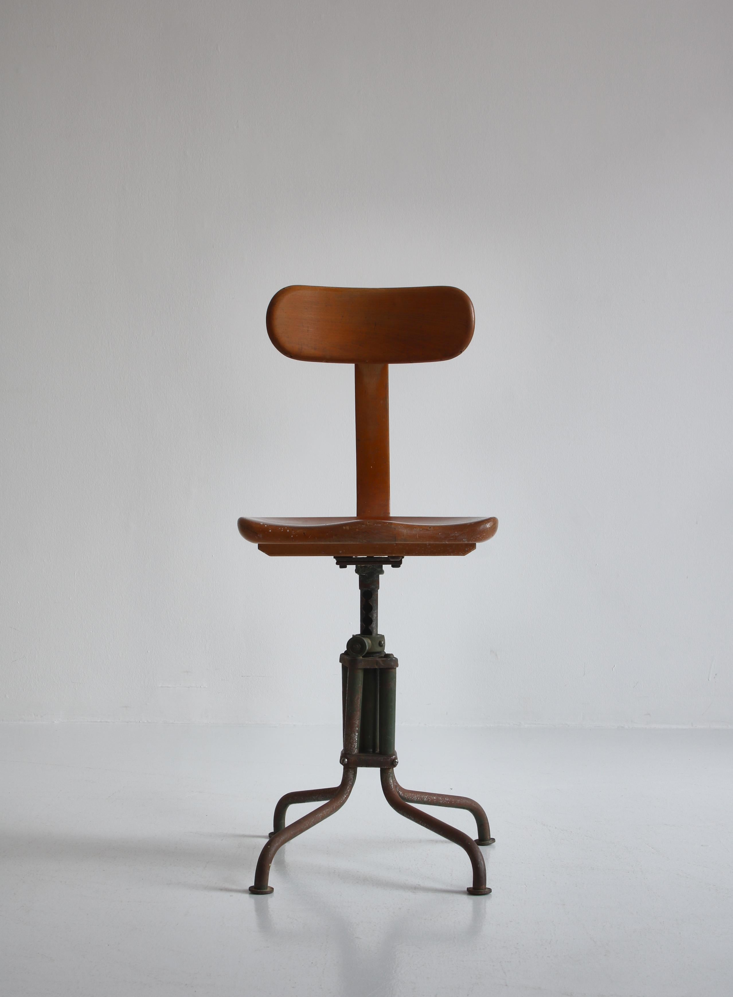 Scandinavian Modern Fritz Hansen Swivel Desk Chair Bauhaus Style Tube Steel and Beechwood, 1930s For Sale