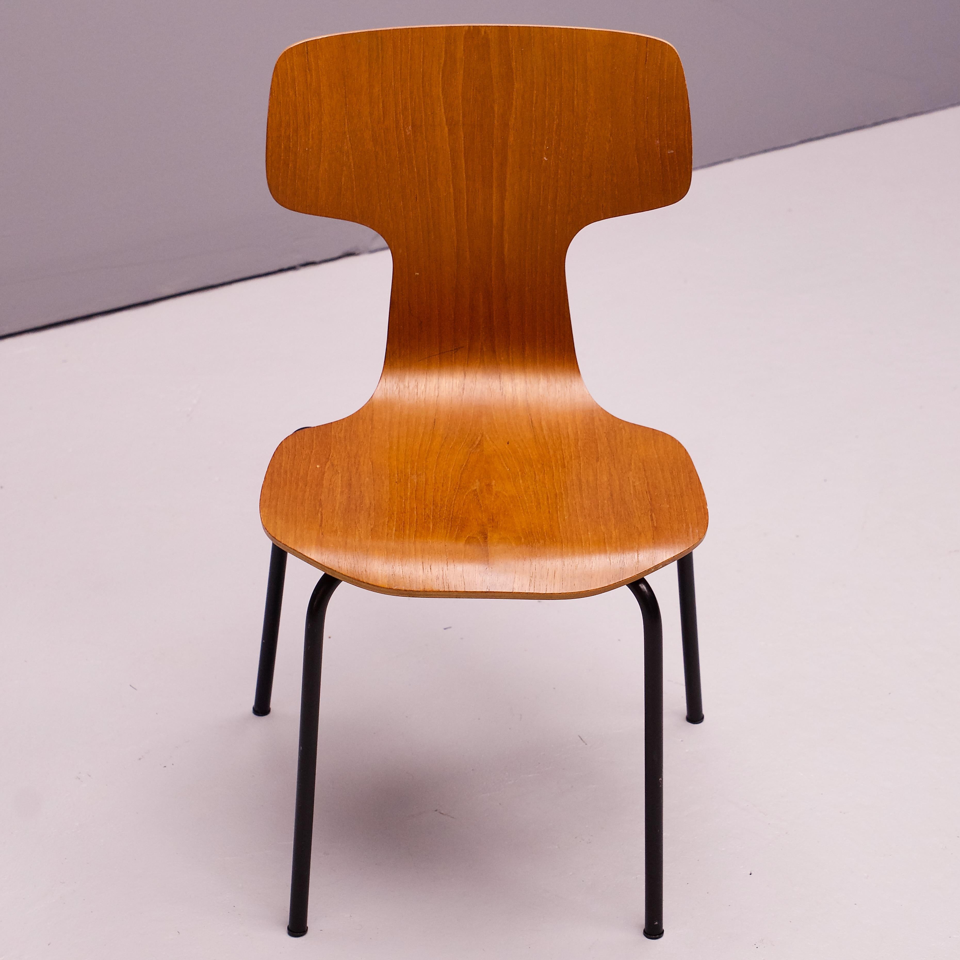 Ejemplo muy limpio.

Silla para niños, modelo 3103 