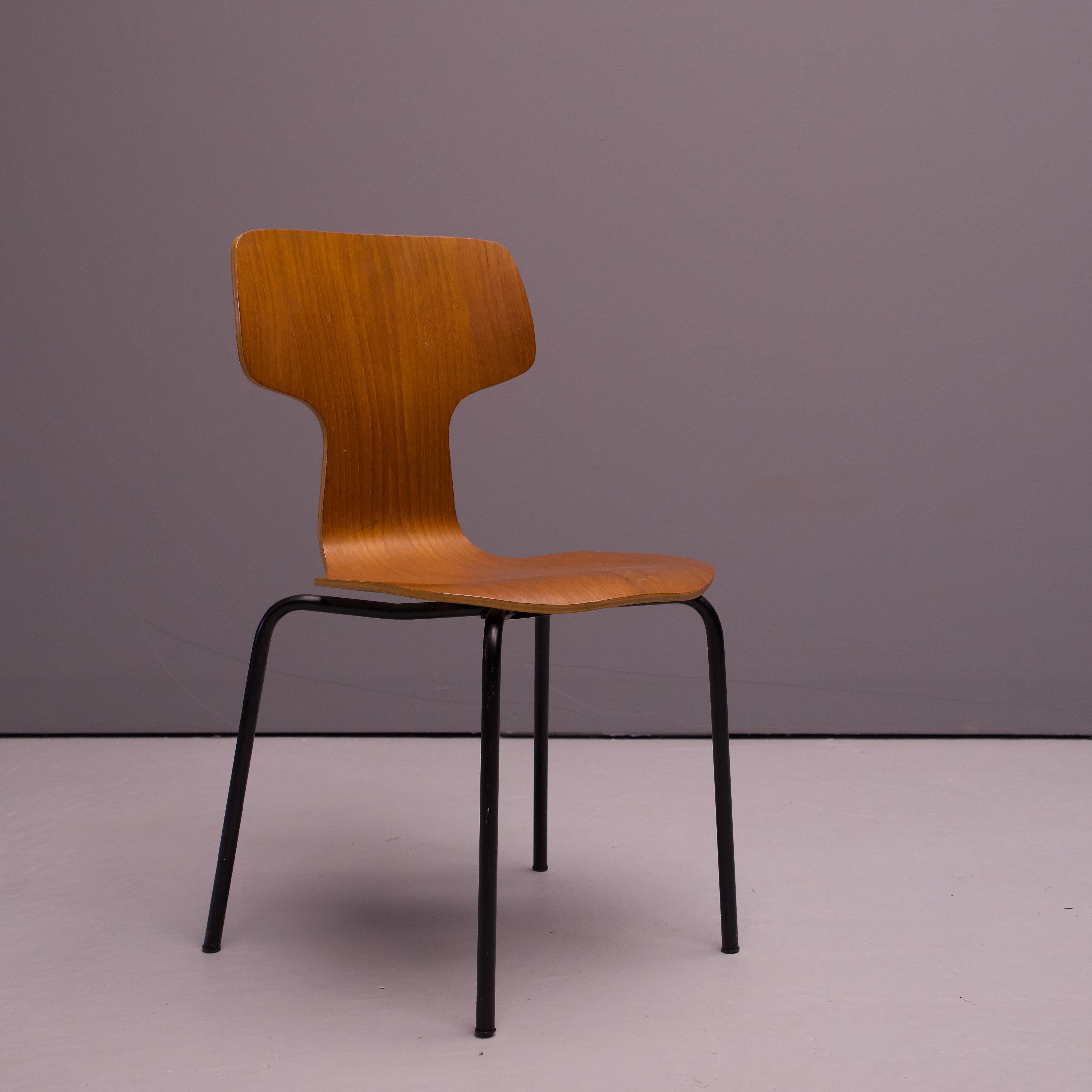 Silla T de teca modelo 3103 de Fritz-Hansen, por Arne Jacobsen Vintage Años 60 Chapado en venta
