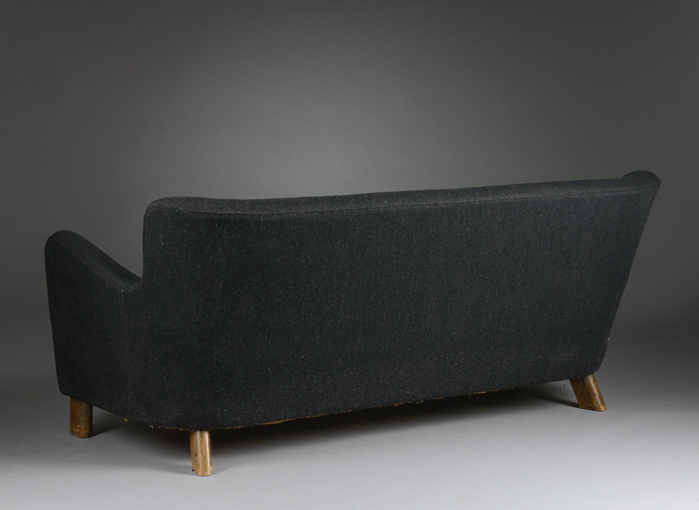 Fritz Hansen Three-Seat Sofa, Model 1669A Couch 3-Seat Black For Sale 9