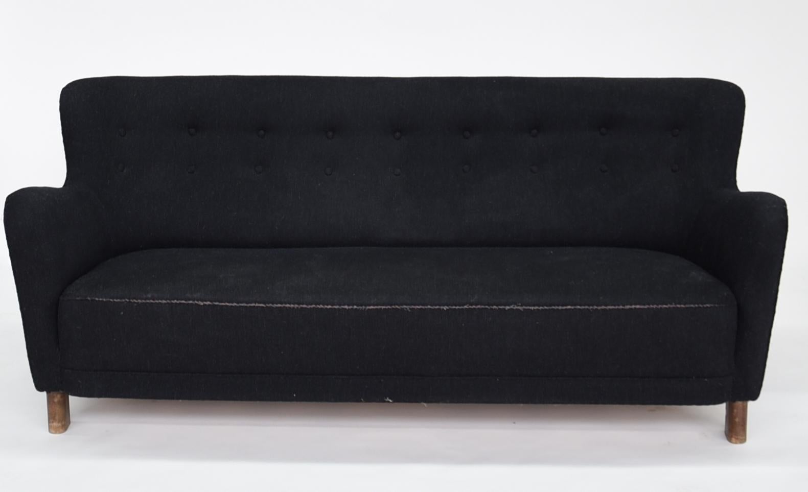 Fritz Hansen three-seat sofa, model 1669A with oval beech legs, upholstered in wool, buttoned back.
Produced by Fritz Hansen/ Denmark.
Literature: Catalogue from Fritz Hansen, 1942, p. 17.