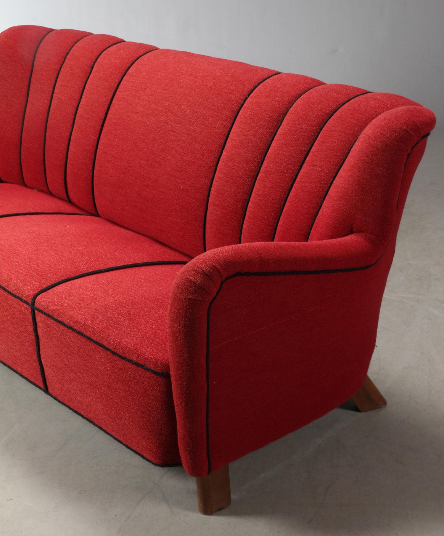 Fritz Hansen Three-Seat Sofa Model 1669a Red 3-Seat Couch 1940s Midcentury In Good Condition In Hamburg, HH