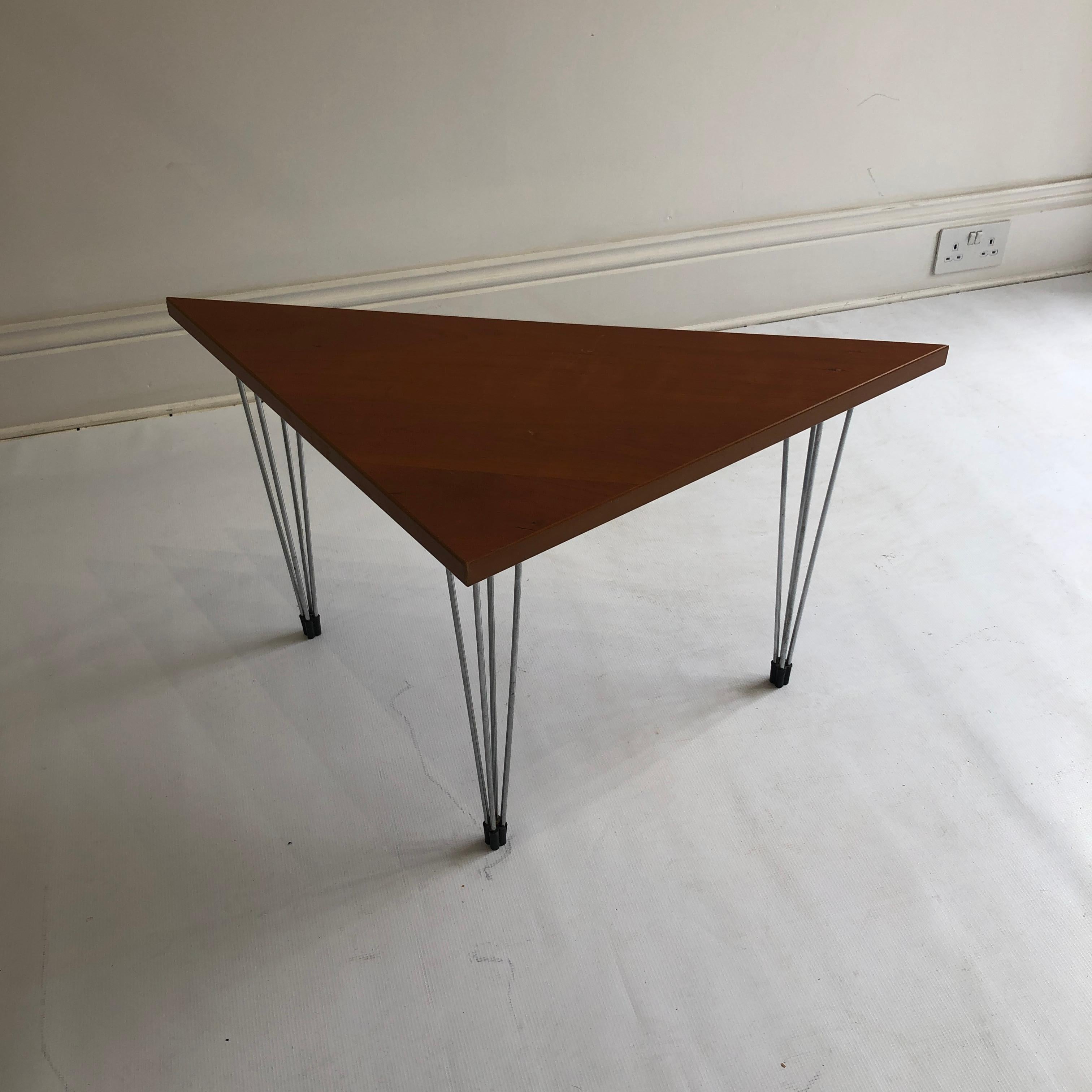 Fritz Hansen Triangle Side Table 1980s Postmodern Chrome Danish Vintage In Good Condition For Sale In London, GB