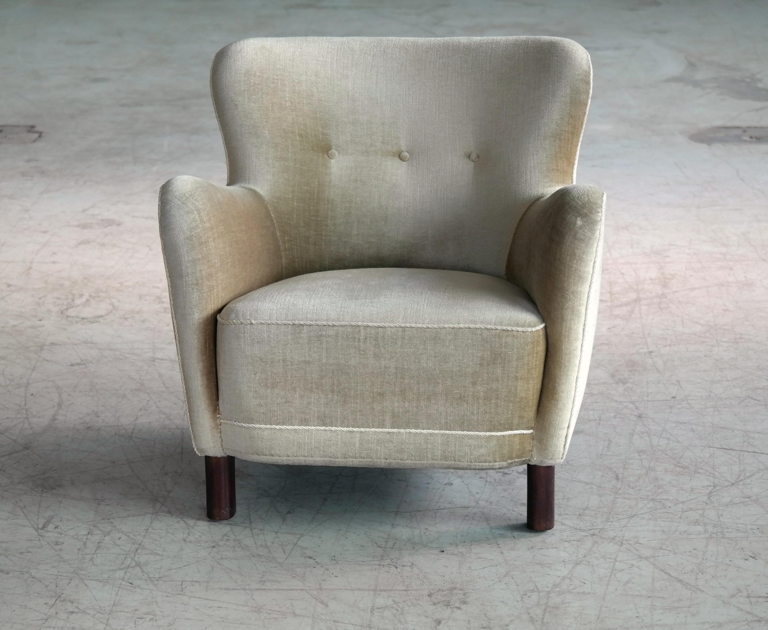 Beautiful lounge chair model 1669 lounge chair made in the 1940s by Fritz Hansen, Copenhagen. The 1669 is very sought after with its sculptural organic shape and harmonious proportions combined with its smaller size making it very suitable for