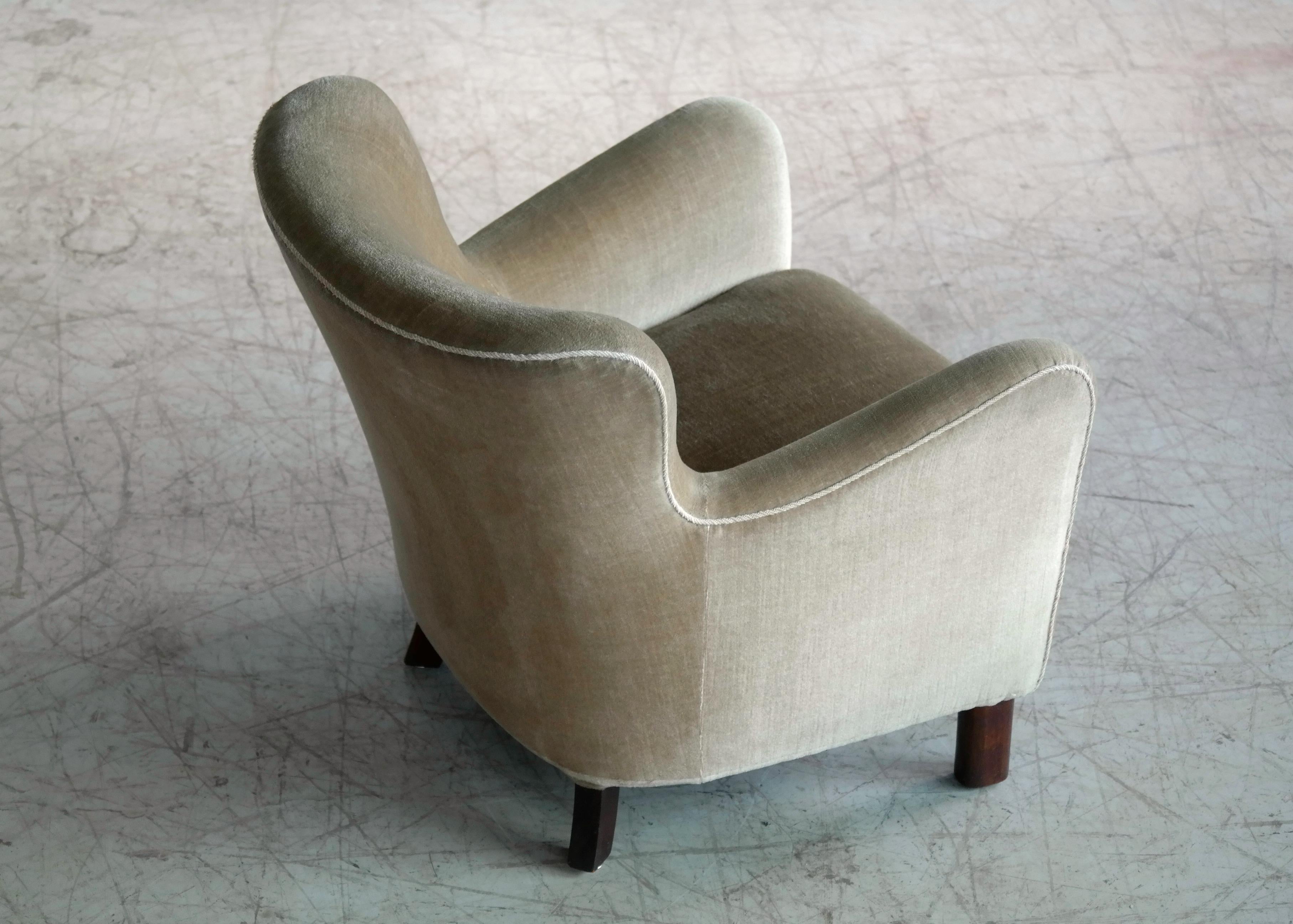 Fritz Hansen Variant of Model 1669 Easy Chair, Denmark, 1940s In Good Condition In Bridgeport, CT