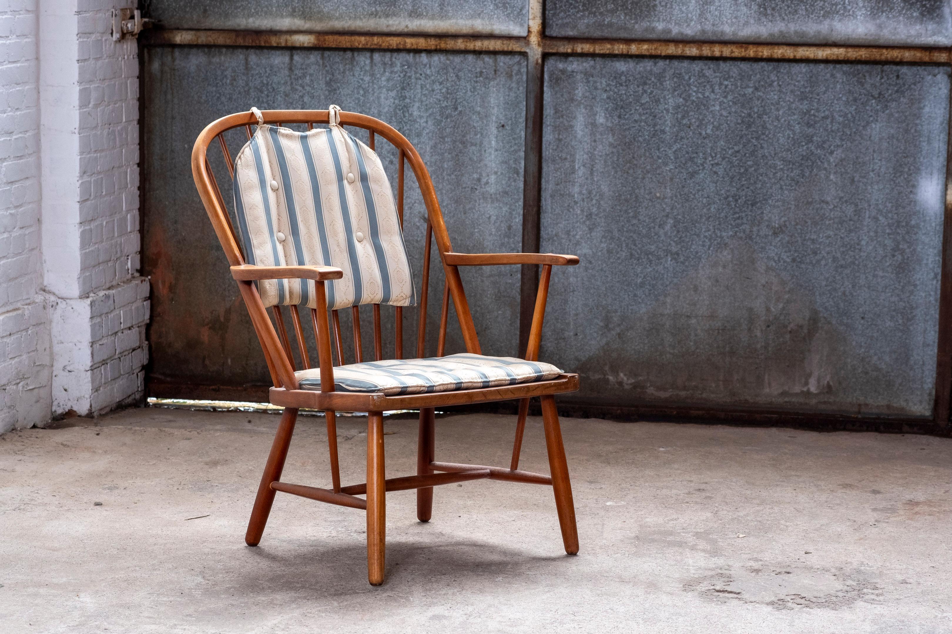 Fauteuil Windsor original et précoce de Fritz Hansen fabriqué en 1940 au Danemark.
La chaise présente une combinaison intéressante de la construction et de la menuiserie d'origine de la chaise Windsor. La chaise n'a pas été restaurée et présente une