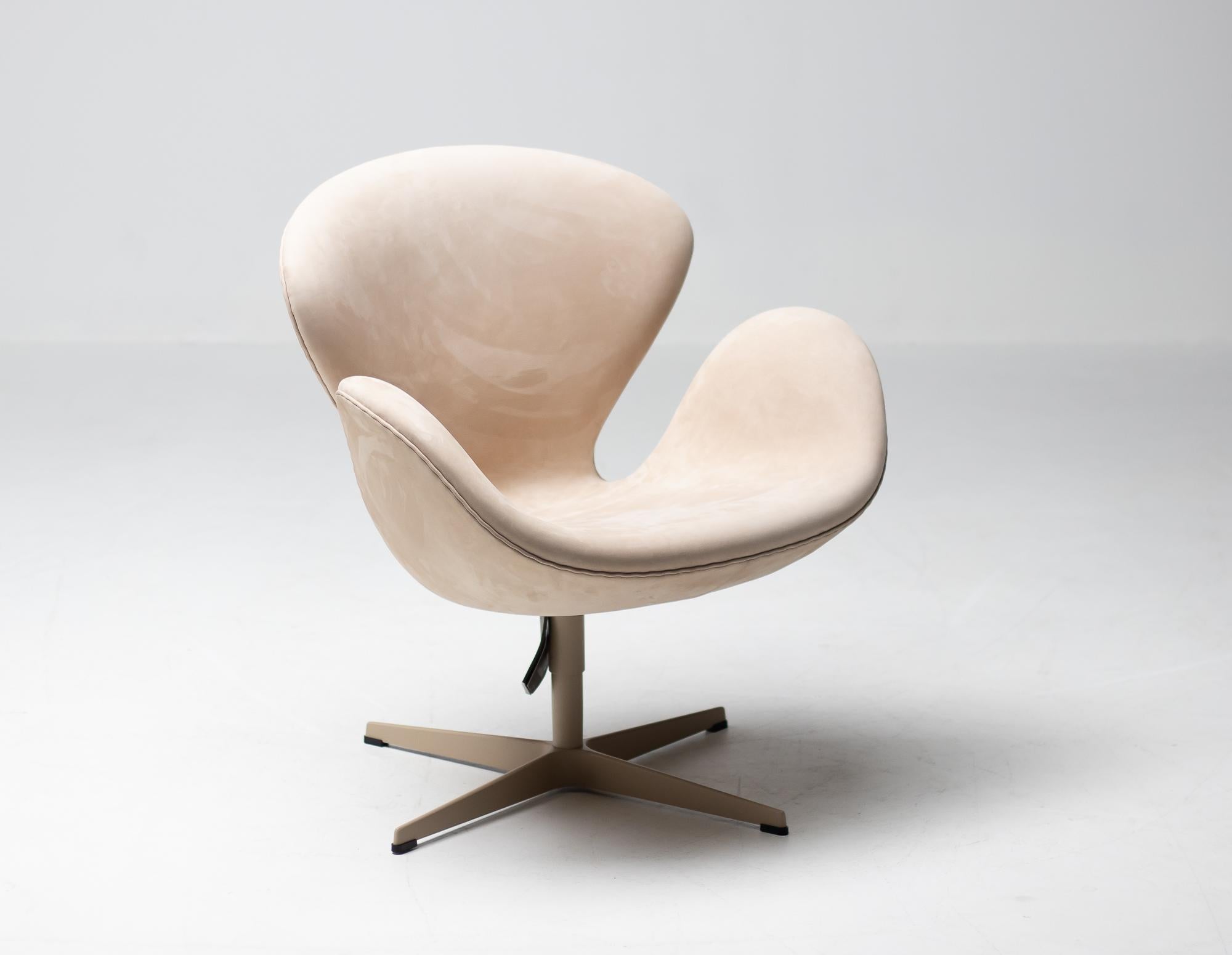 A 2015 limited edition of the Swan chair with a production of only 300 chairs worldwide. 
This limited version added a new dimension to the chair with an exclusive, vivid and warm expression.
In new unused condition, marked and numbered with label