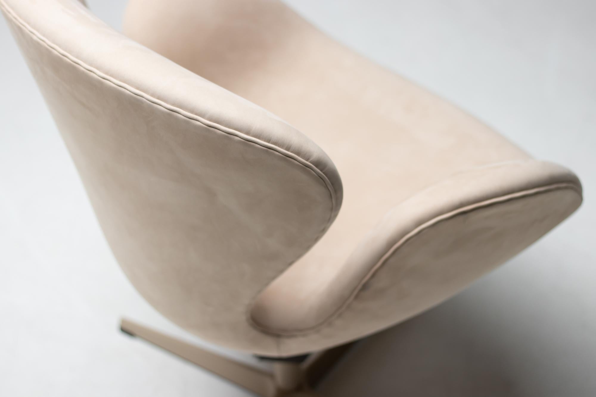 Fritz Hansen’s Choice Limited Edition Swan Chair by Arne Jacobsen In New Condition In Dronten, NL