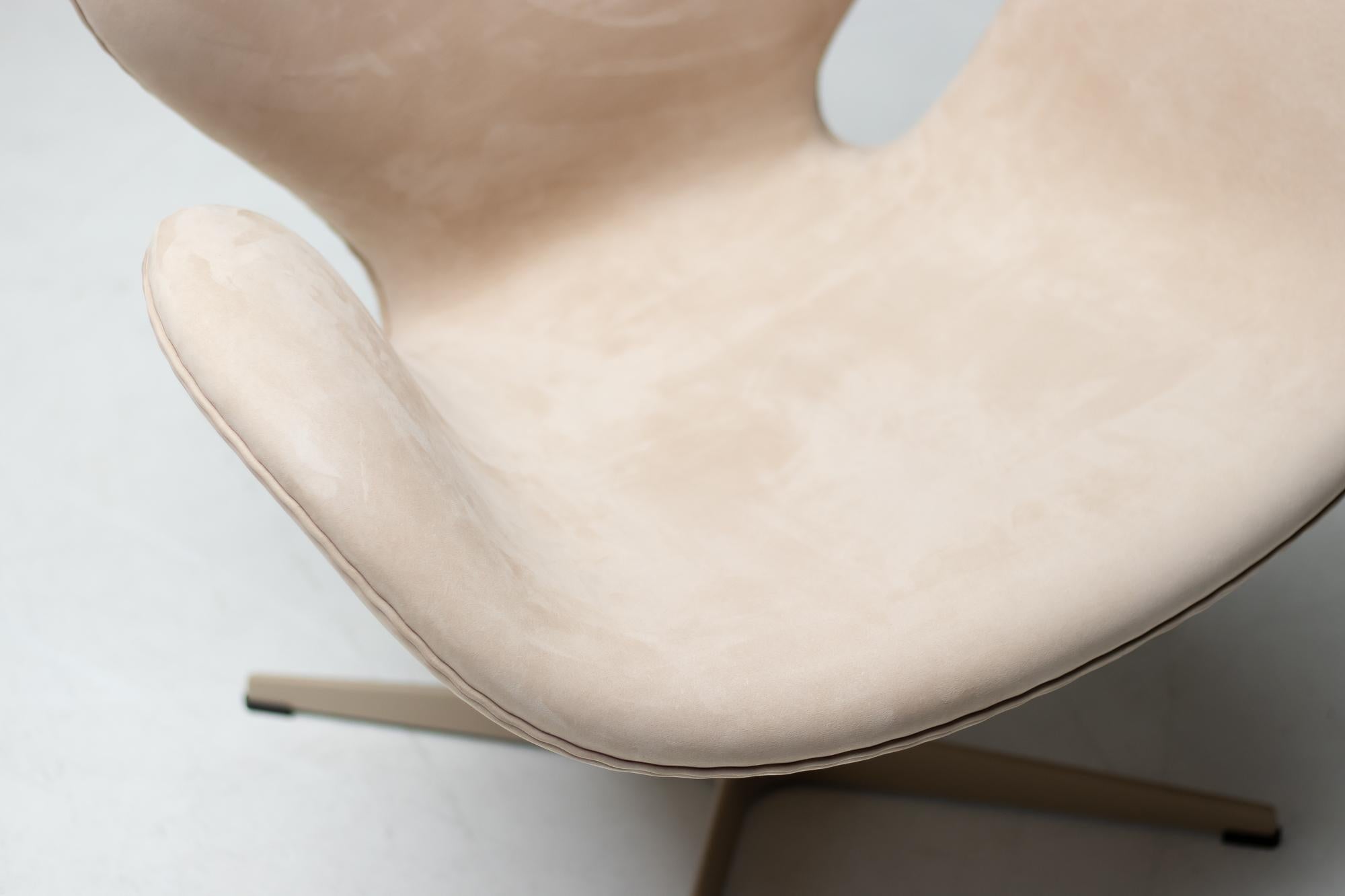 Contemporary Fritz Hansen’s Choice Limited Edition Swan Chair by Arne Jacobsen