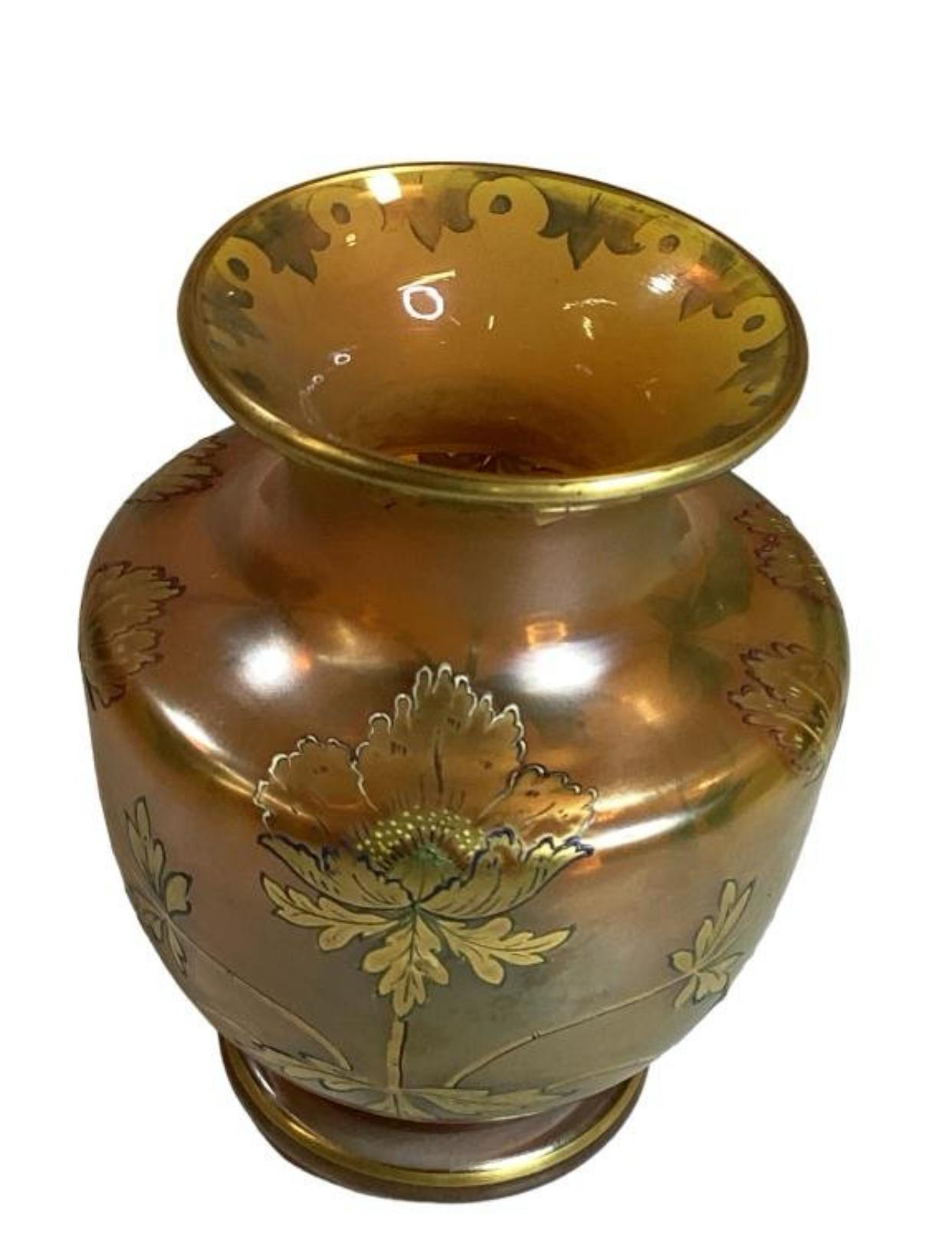 Vase de 4,5 pouces en or irisé avec des feuilles de style Art Nouveau peintes à la main, en bleu doré et gravé, bord légèrement évasé. Belle couleur

Située à Warmbrunn, en Silésie, l'entreprise Heckert a joué un rôle important dans l'industrie du
