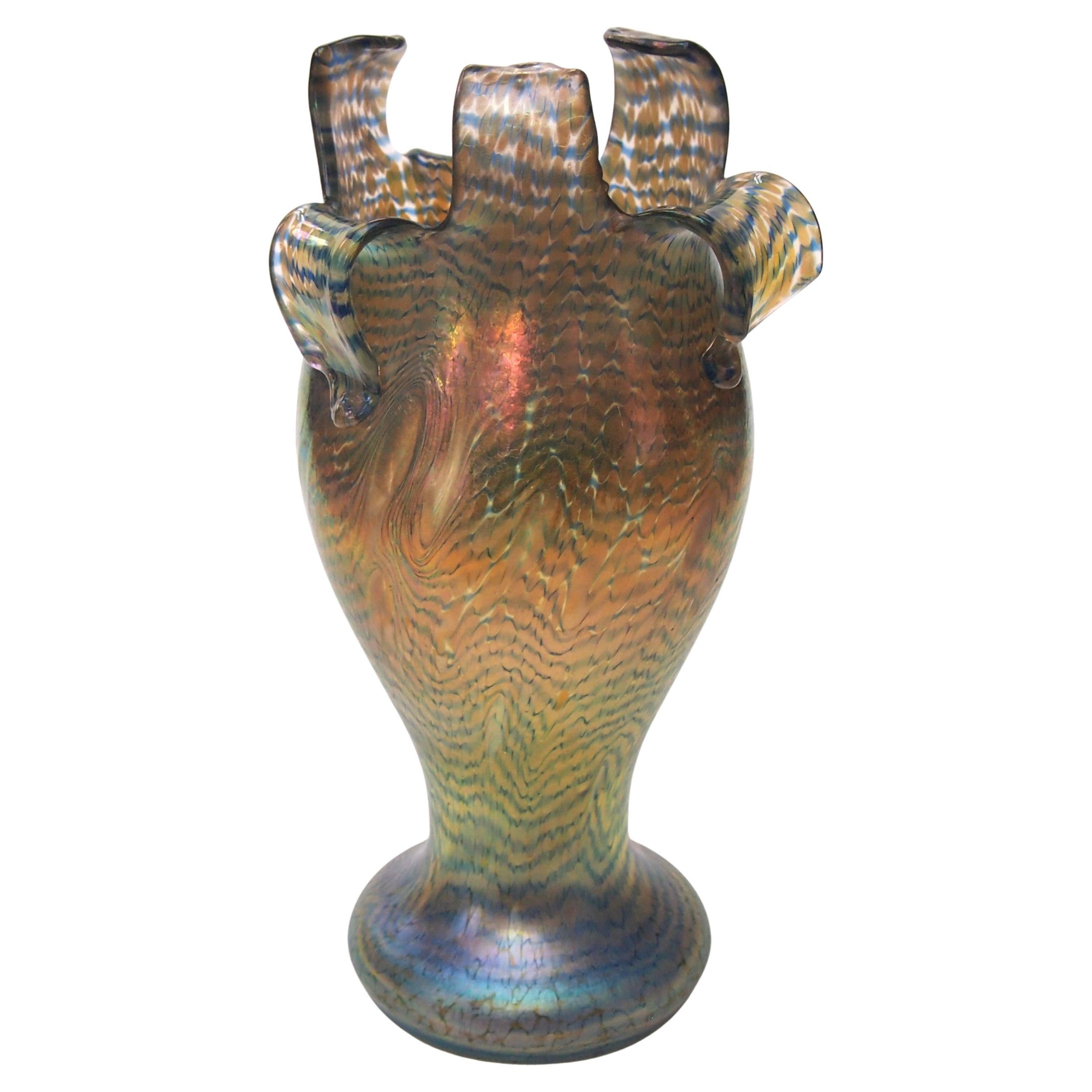 Fritz Heckert irisiert Scherenschliff 'King Tut' Glasvase von Otto Thamm um 1900 im Angebot