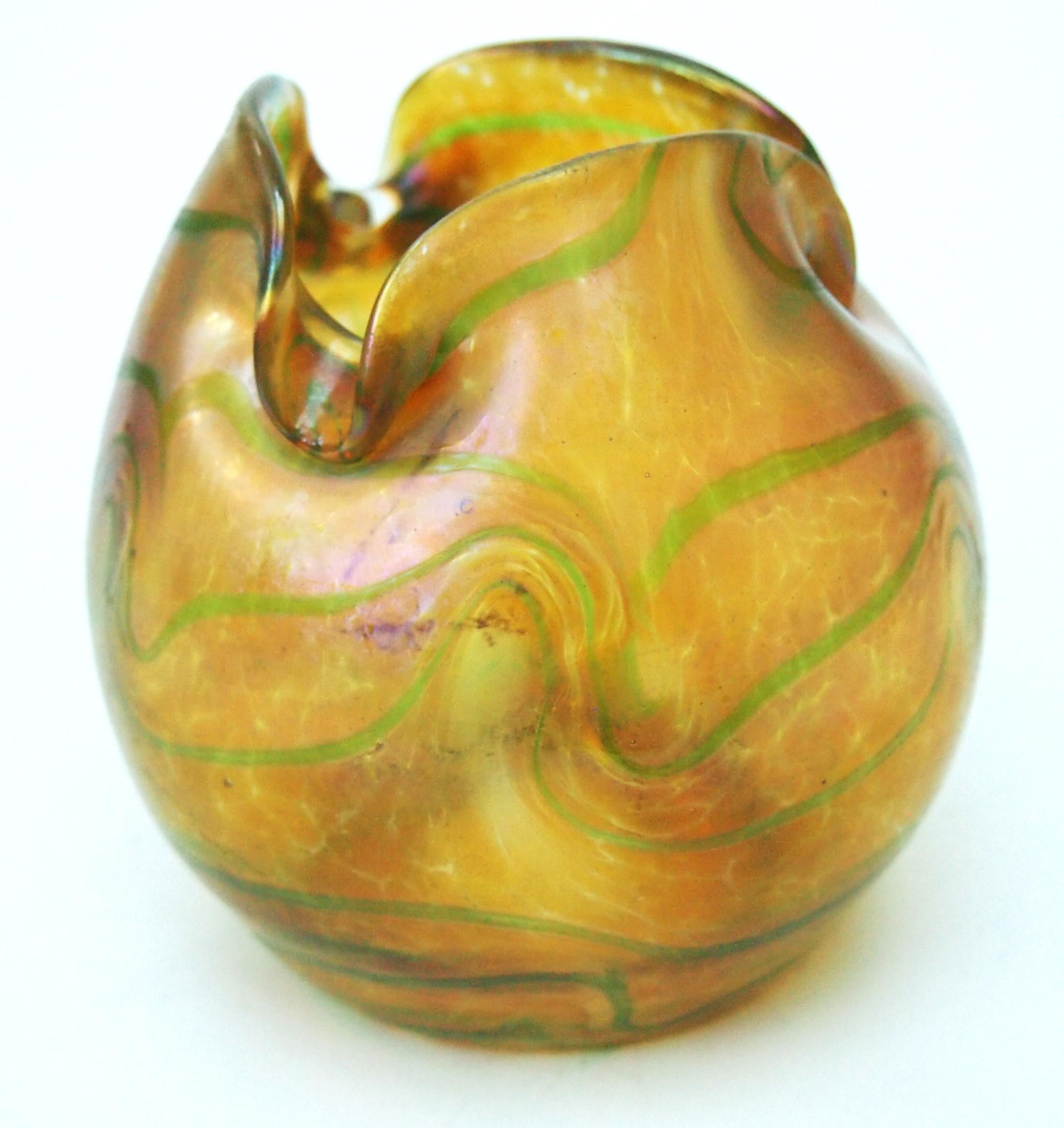 Art Nouveau Fritz Heckert iridised yellow green Changeant  glass vase by Otto Thamm c1900 For Sale