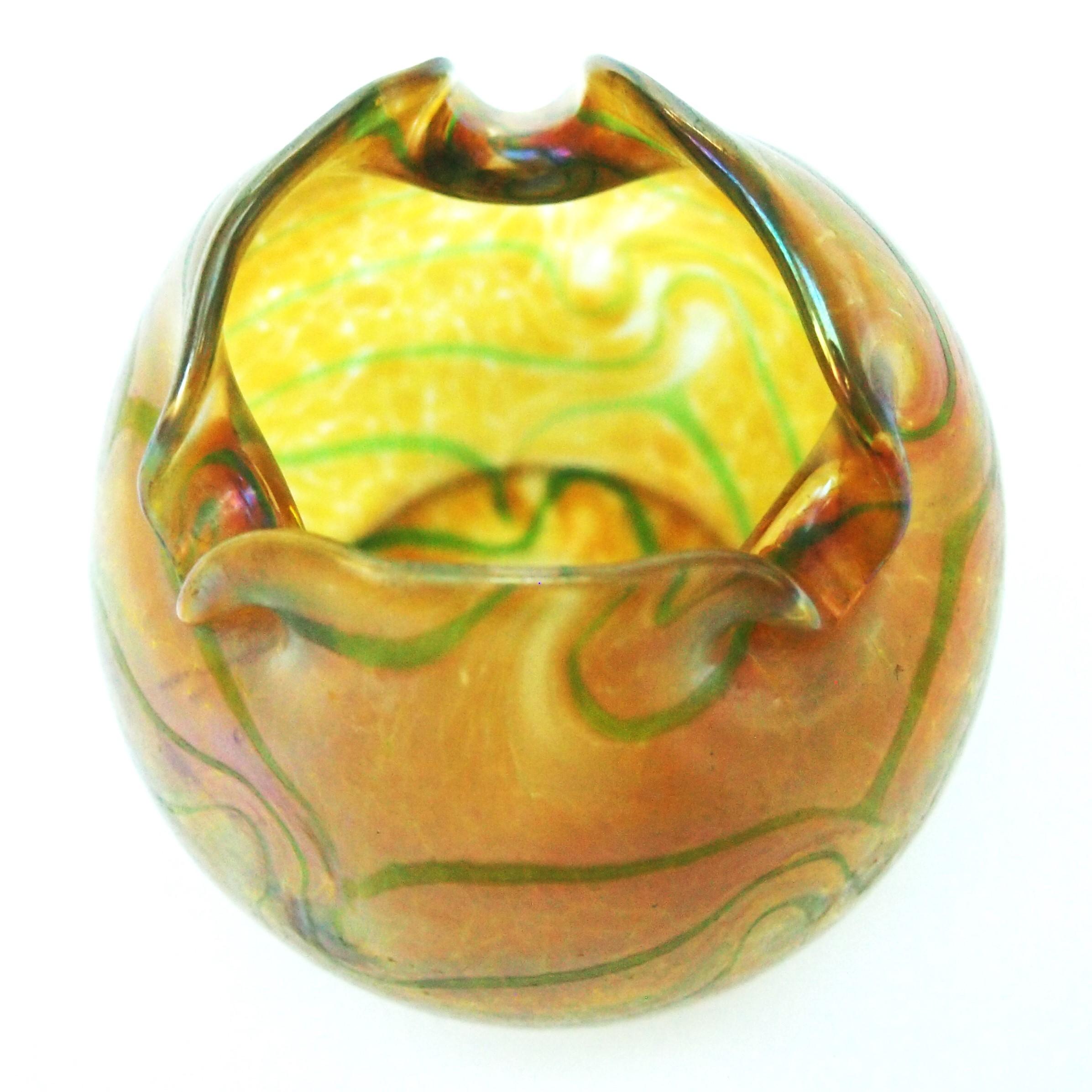 German Fritz Heckert iridised yellow green Changeant  glass vase by Otto Thamm c1900 For Sale