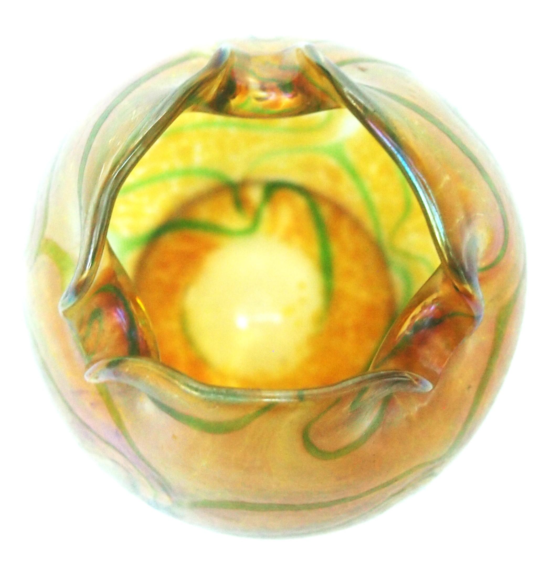 Fritz Heckert iridised yellow green Changeant  glass vase by Otto Thamm c1900 In Good Condition For Sale In Worcester Park, GB