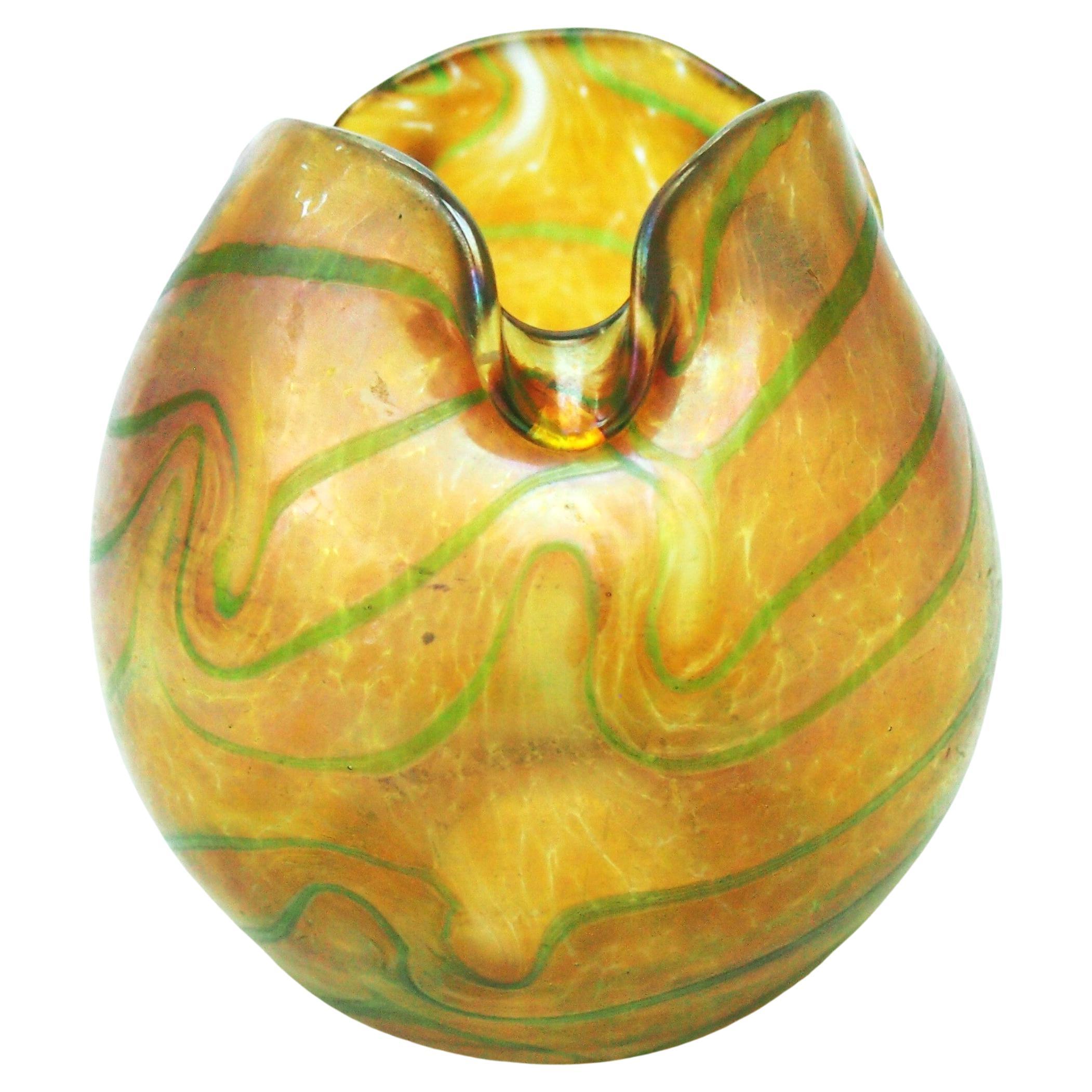Fritz Heckert irisiert gelbgrün Changeant  Vase aus Glasglas von Otto Thamm, um 1900