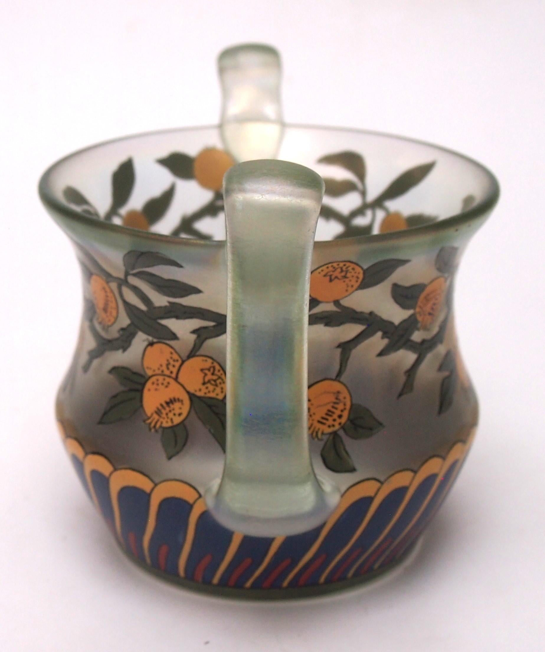 Wunderschöne und seltene emaillierte Vase mit zwei hohen Henkeln von Fritz Heckert in irisierendem Grün mit polychromer Emaillierung, die Granatäpfel auf belaubten Branches über einem stilisierten  meeresähnliches Einfrieren in Gelb und Tiefblau.