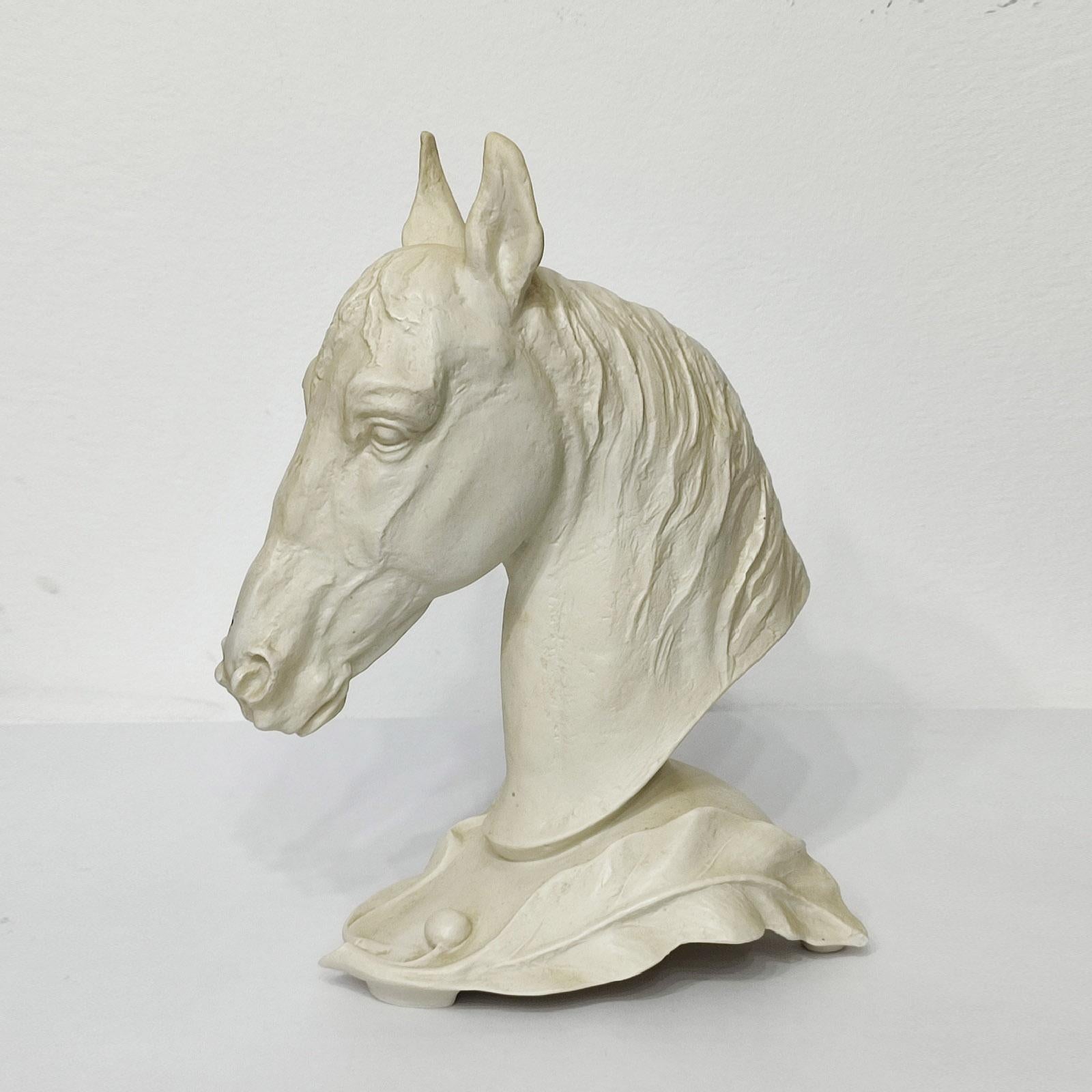 Busto de caballo Fritz Heidenreich Rosenthal, Alemania Década de 1960.

Busto de caballo, de porcelana bizcochada, marfil, diseñado por Fritz Heidenreich (1895-1966).
Base de forma abombada y decorada con hojas de roble.
Marcado bajo el costado
