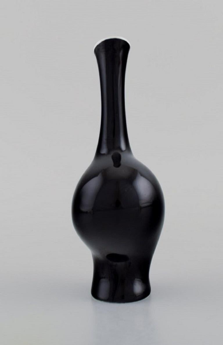 Fritz Heidenreich for Rosenthal. Pregnant Luise orchid vase in black and white porcelain. 1950s.
Measures: 17.5 x 8.5 cm.
In excellent condition.
Stamped.