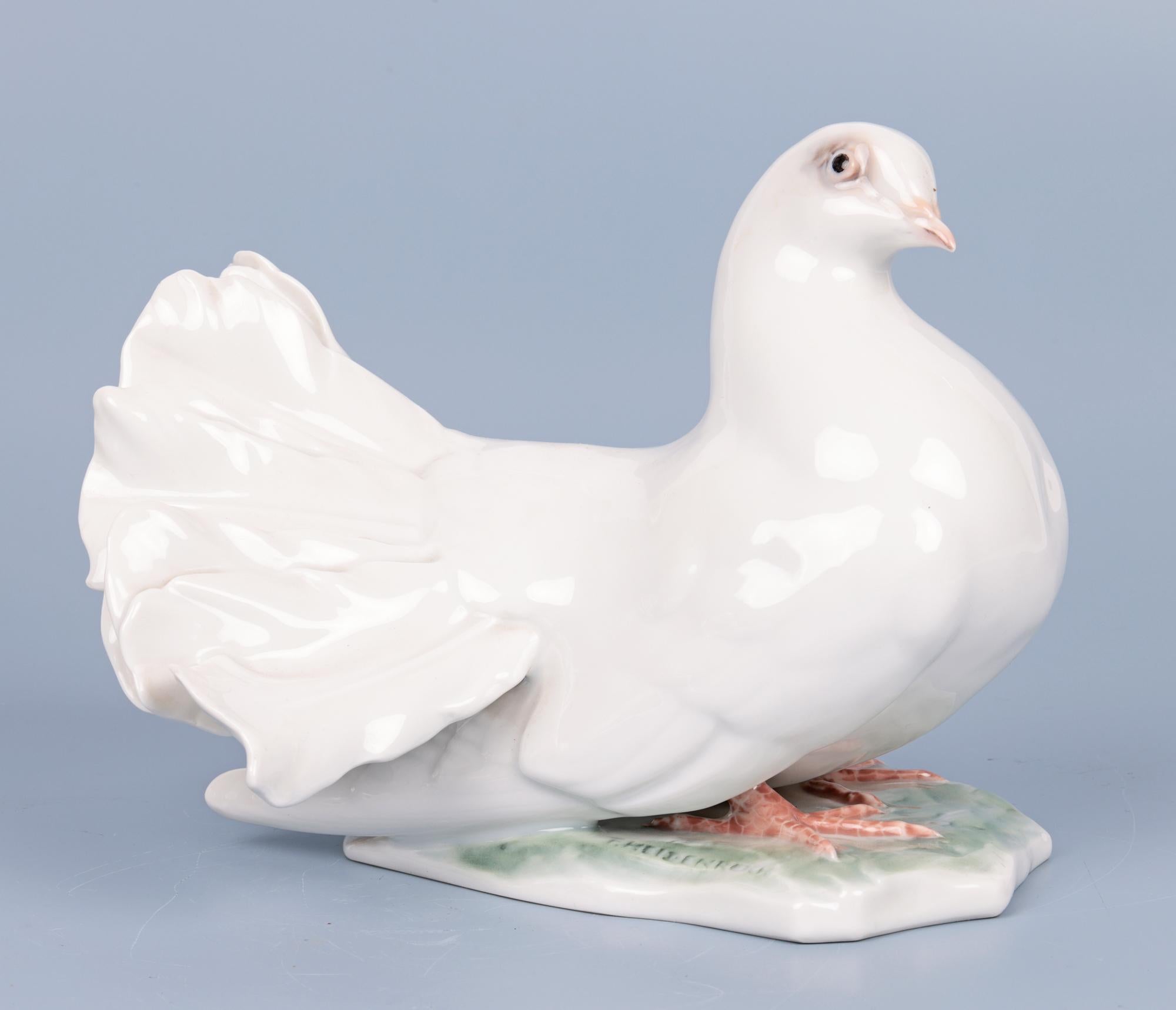 Une paire de colombes en porcelaine de grande taille de Rosenthal, datant du milieu du siècle dernier, conçue par le célèbre sculpteur Fritz Heidenreich (allemand, 1895-1966), est d'une qualité exceptionnelle. Les colombes sont montées sur des bases