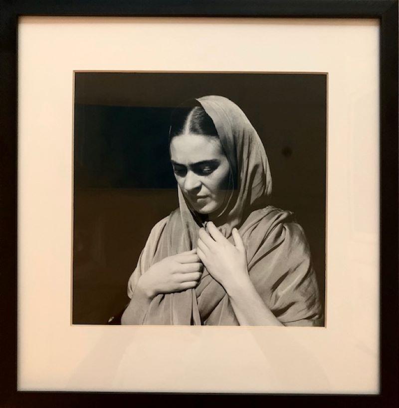 Fritz Henle Portrait Photograph – Frida hält ihr Kopftuch