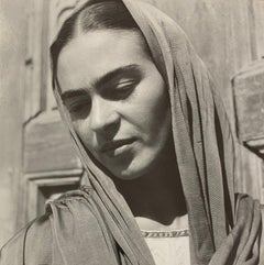 Frida Kahlo:: die ihren Schal hält:: 1936