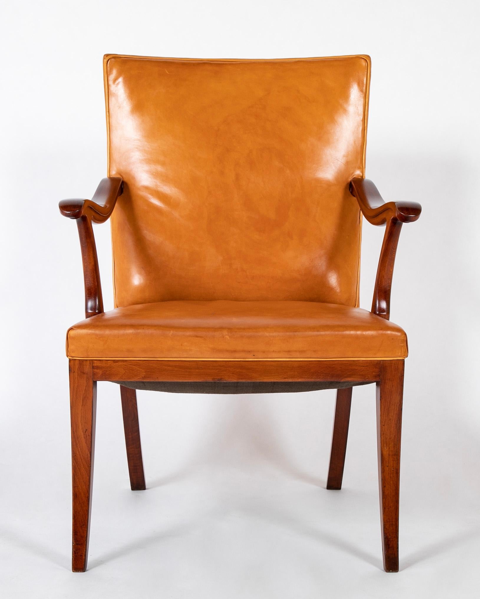 Un sillón de cuero coñac diseñado por Fritz Henningsen en haya teñida.  Fabricado en Dinamarca hacia 1949.
