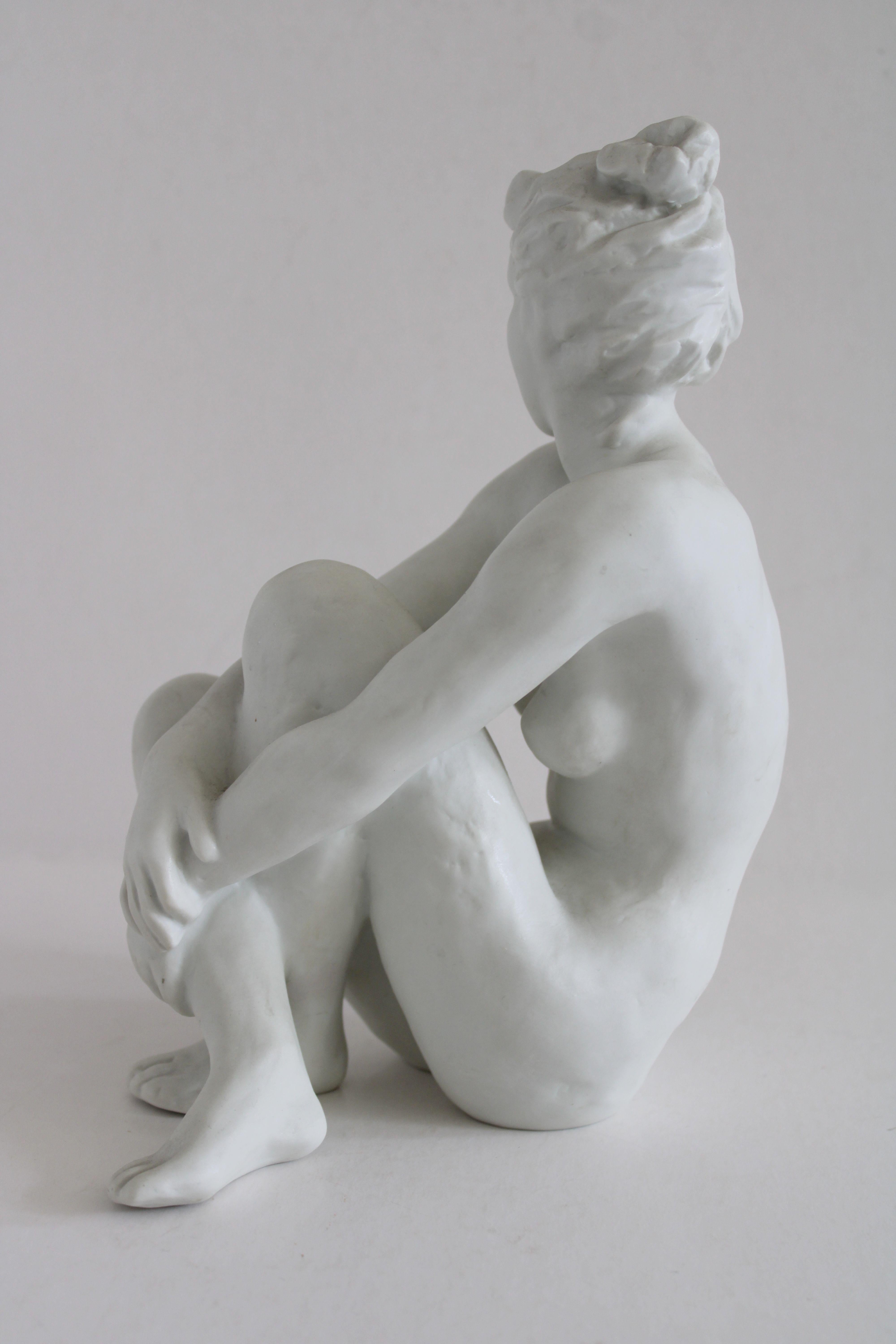 Fritz Klimsch (1870-1960) - Sitting woman figure. Biscuit, h 21, 5 cm 2
