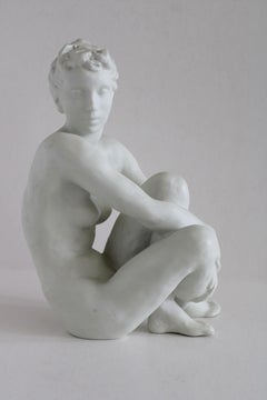 Fritz Klimsch (1870-1960) - Sitting woman figure. Biscuit, h 21, 5 cm