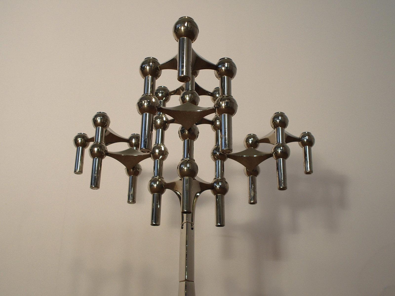 Fritz Nagel 1970er Jahre Design modulare und verchromte Kerzenhalter Set bestehend aus einem Tripode Basis, 8 Kerzenhalter, in denen Sie bis zu 3 Kerzen und eine Kugel setzen konnte. Hohe Qualität, erstaunlich und sehr dekorativ, unendlich modular,