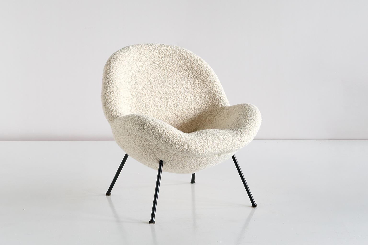 This rare lounge chair was designed by Fritz Neth and produced by the Correcta Sitzformbau Company in Kassel, Germany in the early 1950s. The organic and round lines of the egg shaped shell give the chair a striking and inviting appearance. The