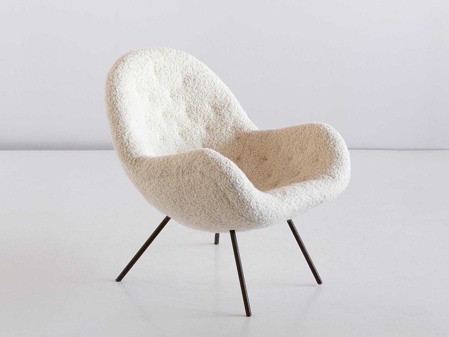 This rare lounge chair was designed by Fritz Neth and produced by the Correcta Sitzformbau Company in Kassel, Germany in the early 1950s. The organic and round lines of the egg shaped shell give the chair a striking and inviting appearance. The