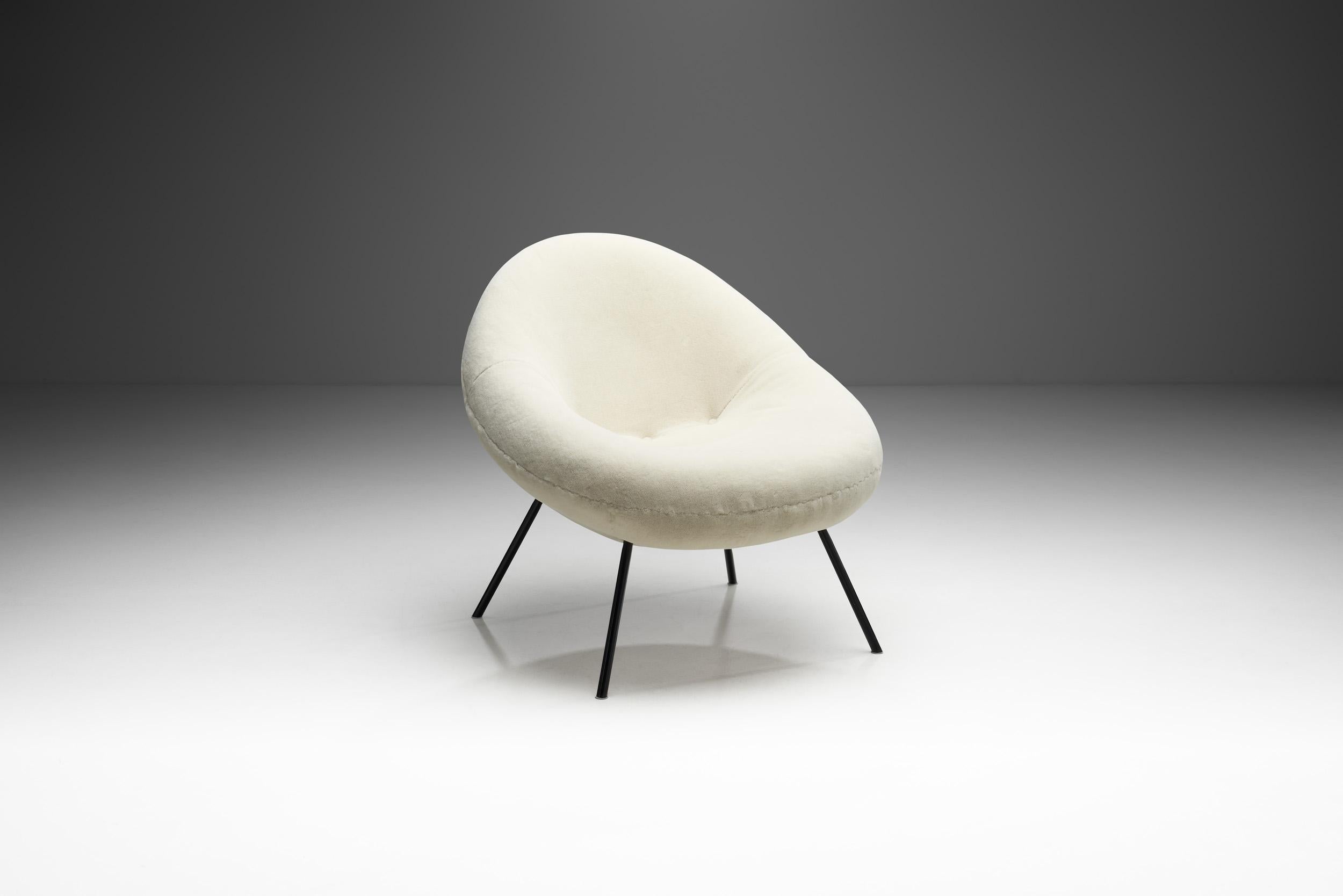 This rare and unique lounge chair or cocktail chair is - along with the Madame - Fritz Neth’s most sought after seating design.

The design language is entirely dedicated to the organic-modern style of the 1950s. Much like in Scandinavia, the