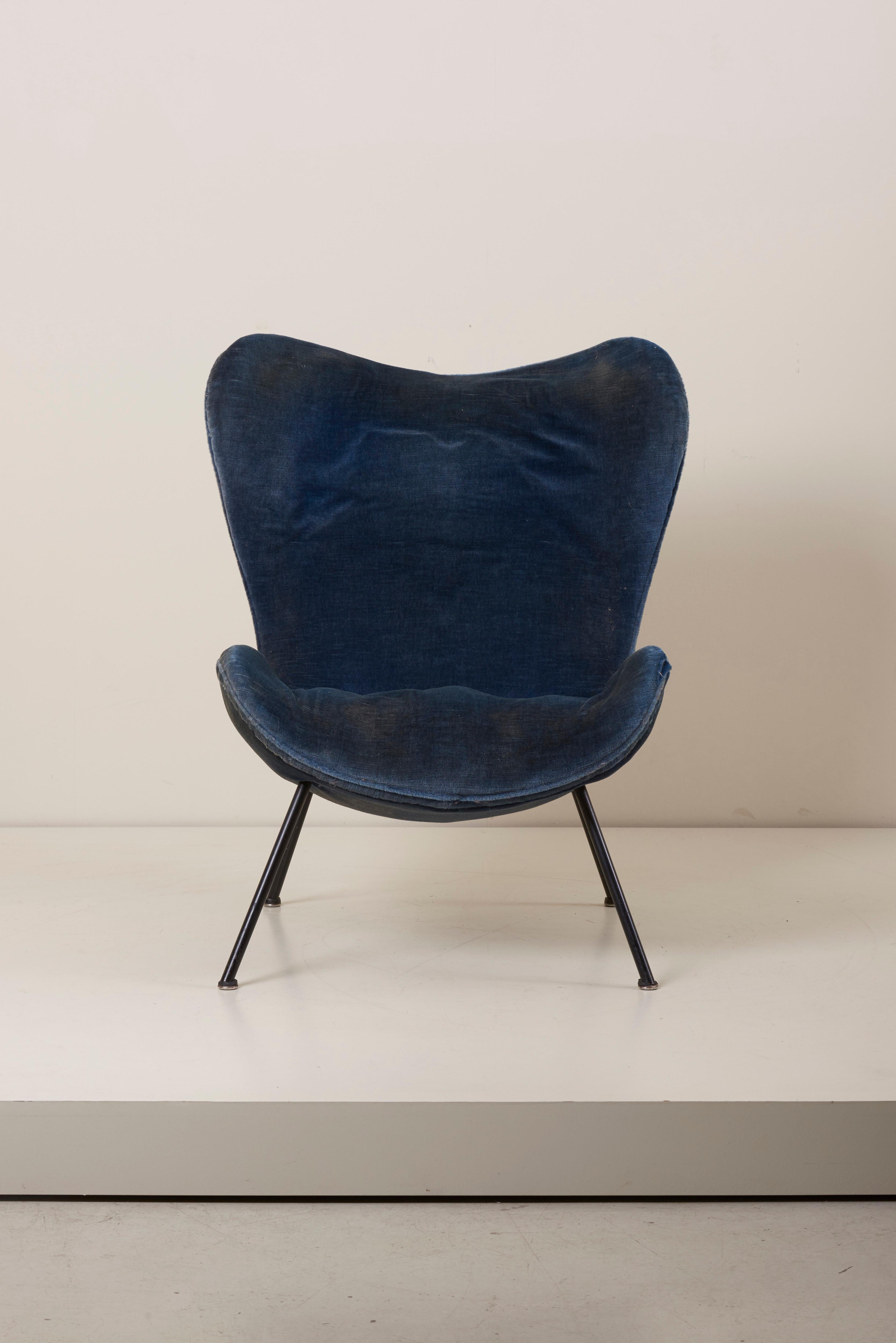 This rare 'Madame' lounge chair was designed by Fritz Neth and produced by the Correcta Sitzformbau Company in Kassel, Germany in the early 1950s. The organically shaped seat gives the chair a sculptural and striking appearance. The chair is very